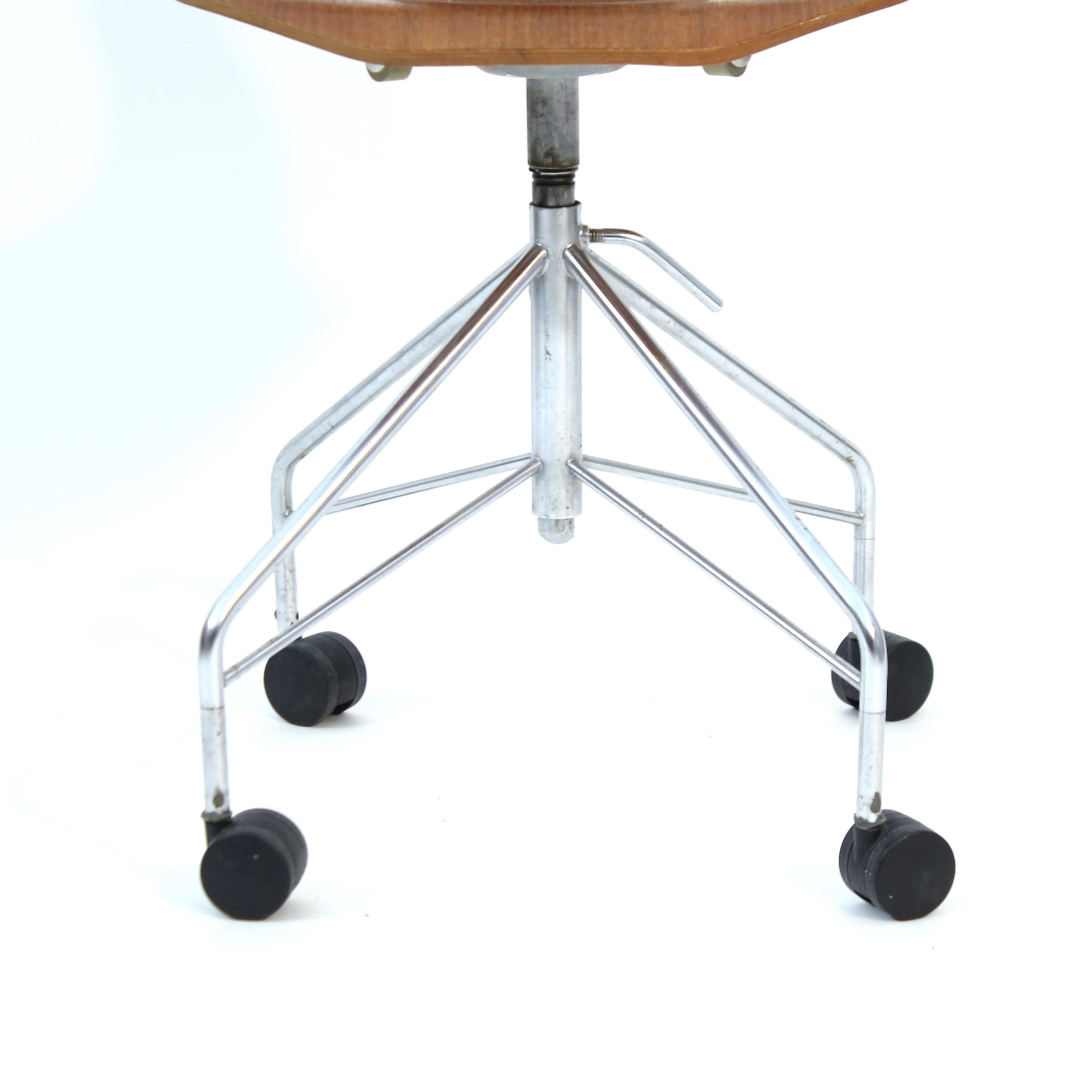Arne Jacobsen, teak swivel desk chair 