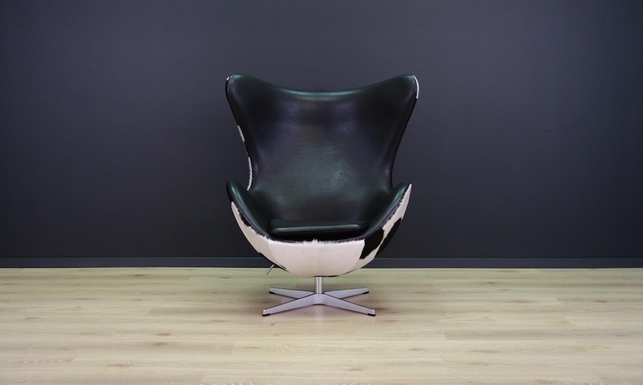 Wonderful armchair designed by leading Danish designer Arne Jacobsen for SAS Hotel in Copenhagen. Model 3316 