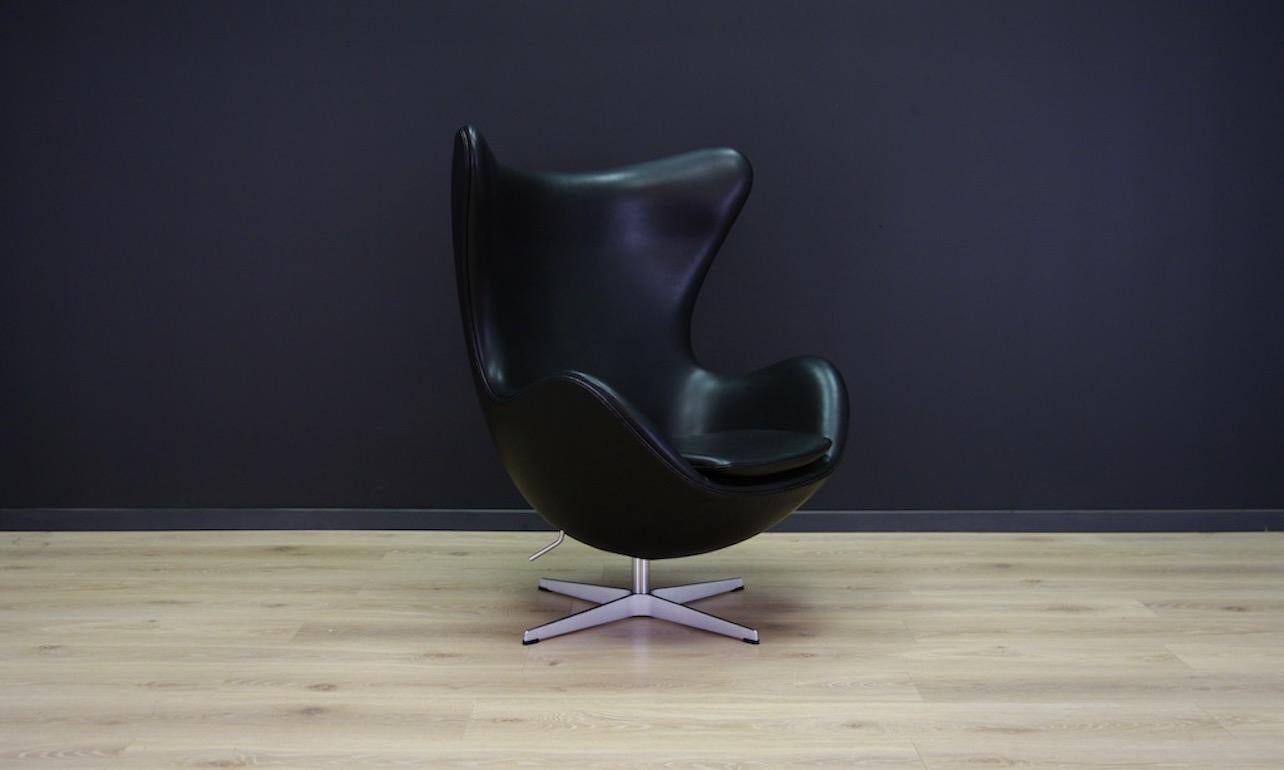 Remarkable armchair designed by leading Danish designer Arne Jacobsen for SAS Hotel in Copenhagen. Model 3316 