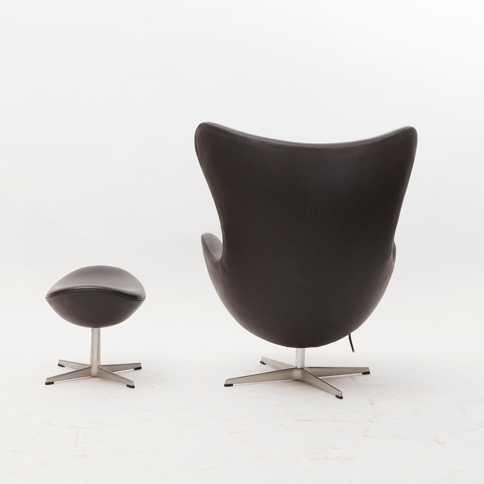 Danish design, 1950s. Fitted with dark brown leather. 
Arne Jacobsen designed the egg in 1958, as part of a commission for the SAS Royal Copenhagen Denmark.
The world’s first designer hotel.
The original leather is in great condition. Appears new.