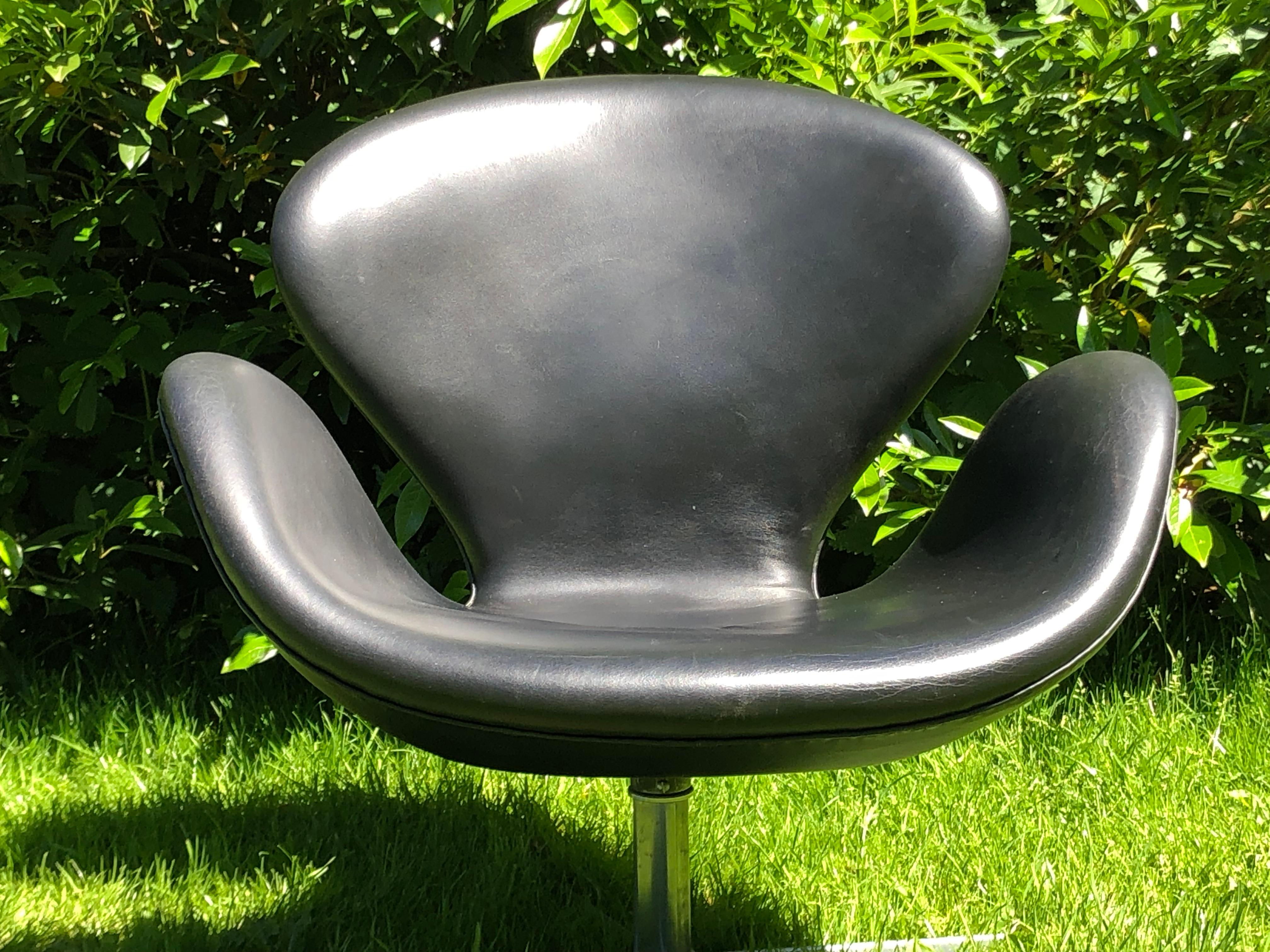 Arne Jacobsen the iconic black leather swan-chair Fritz Hansen 1960ties In Good Condition In Vejle Øst, DK