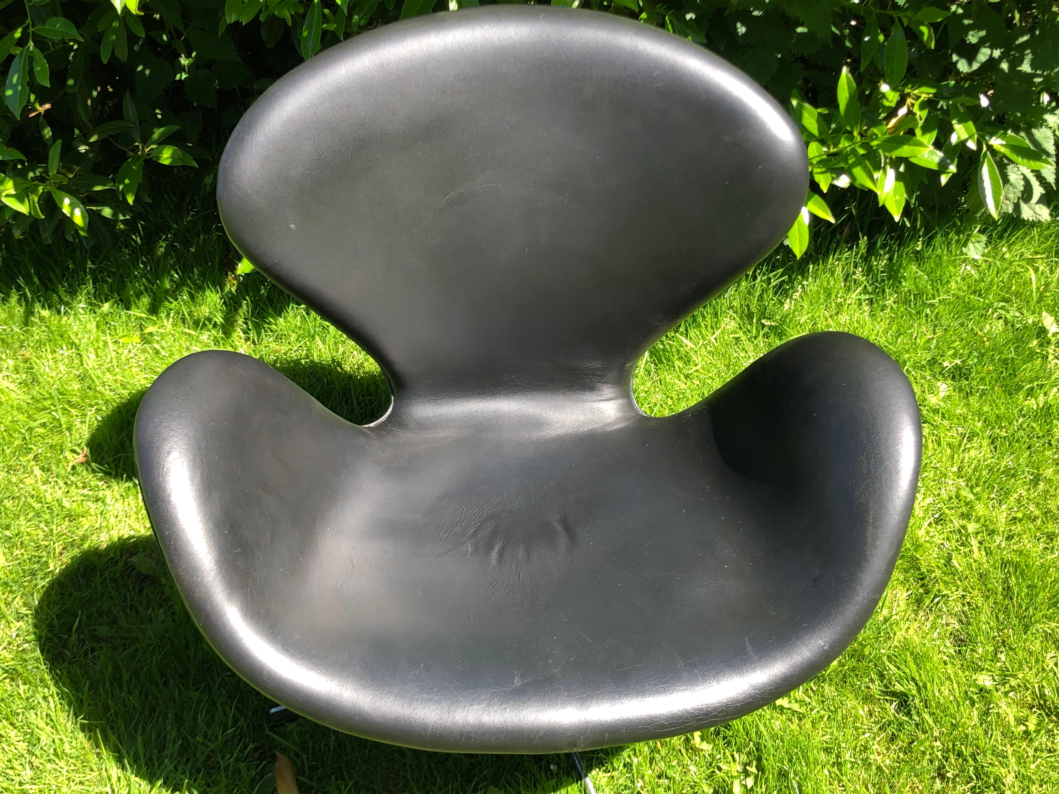 20th Century Arne Jacobsen the iconic black leather swan-chair Fritz Hansen 1960ties