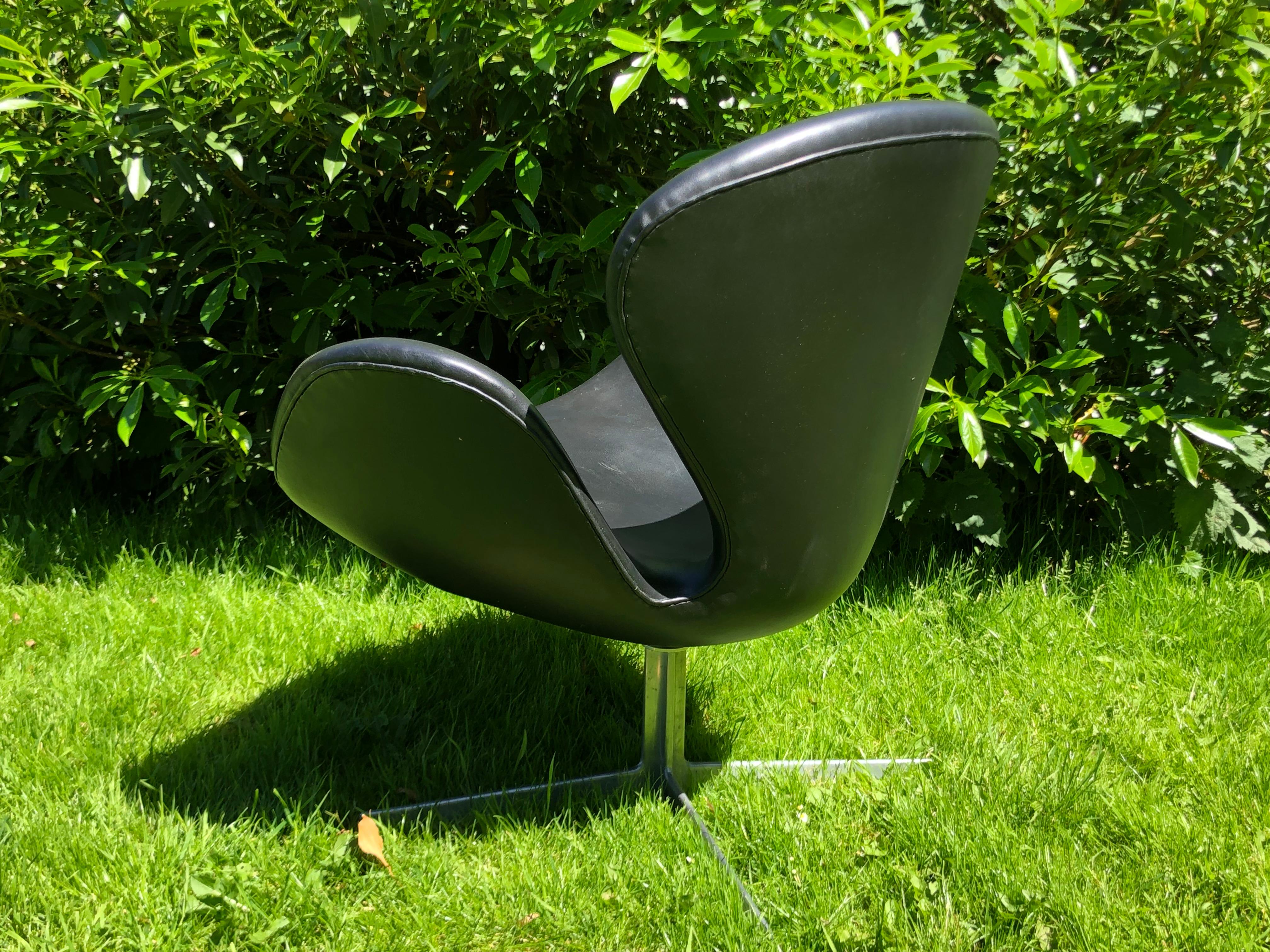 Leather Arne Jacobsen the iconic black leather swan-chair Fritz Hansen 1960ties