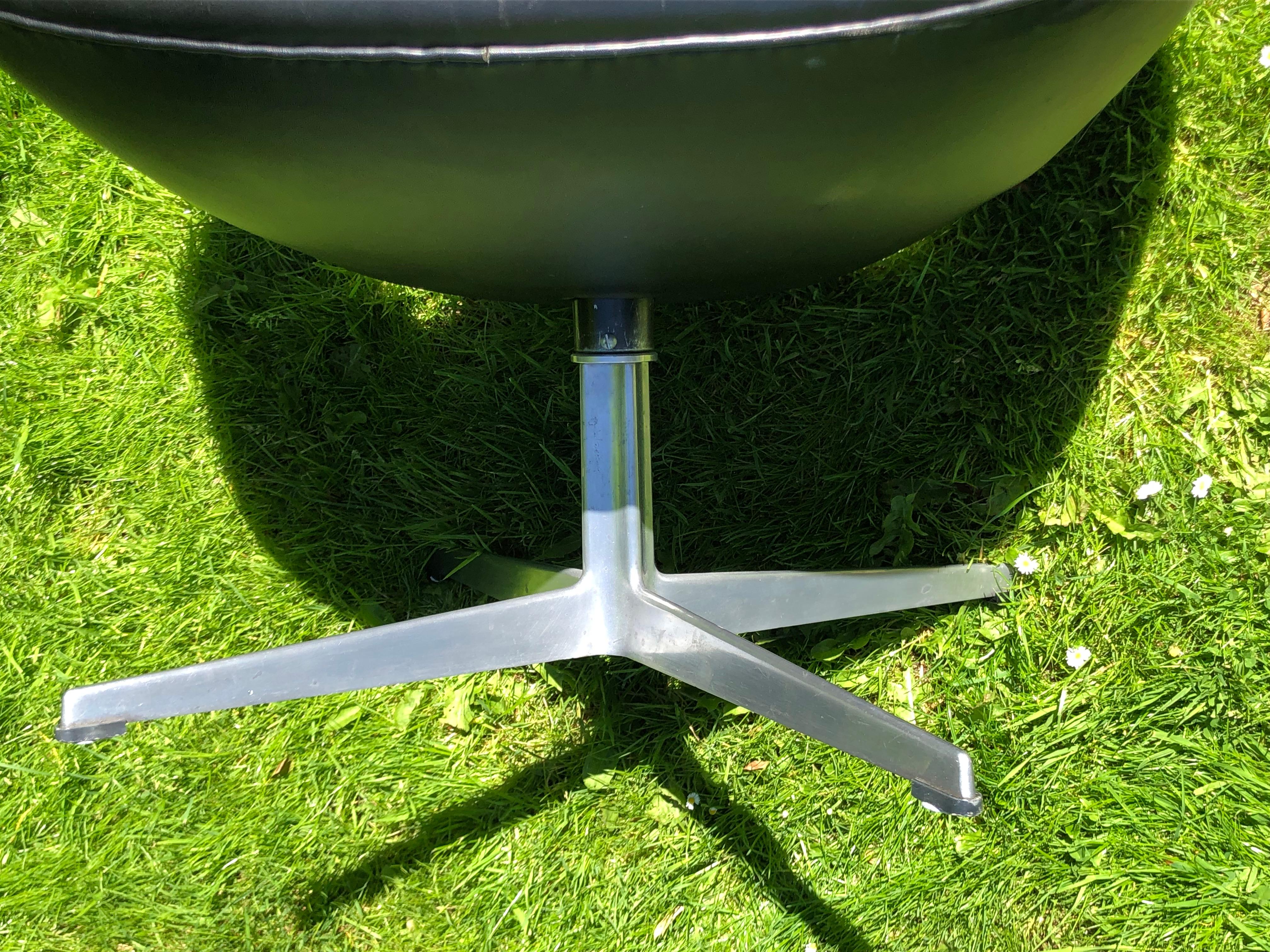 Arne Jacobsen the iconic black leather swan-chair Fritz Hansen 1960ties 1