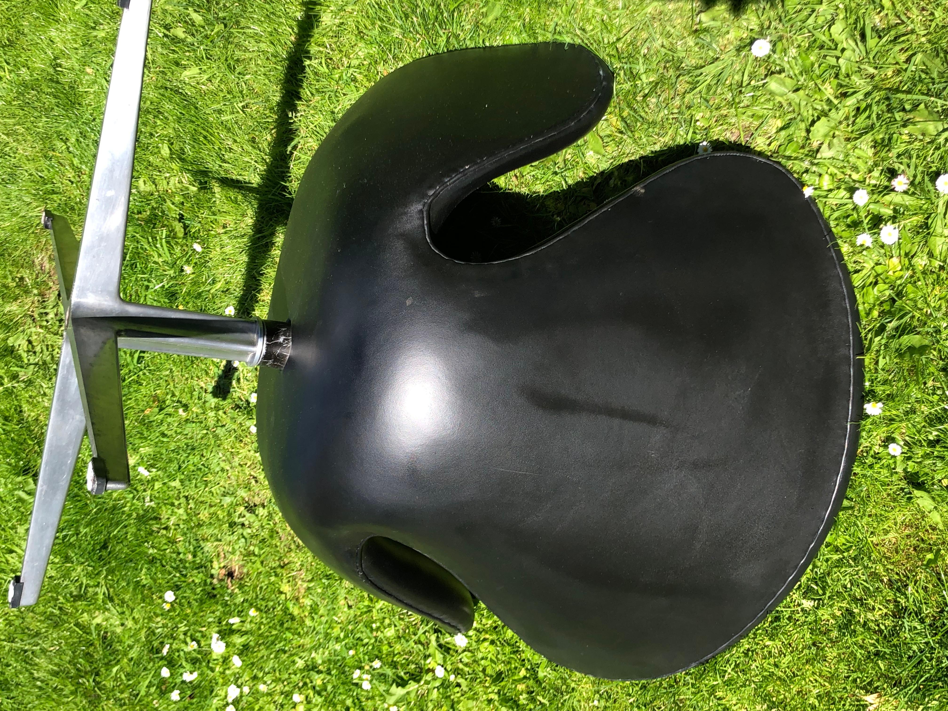 Arne Jacobsen the iconic black leather swan-chair Fritz Hansen 1960ties 3