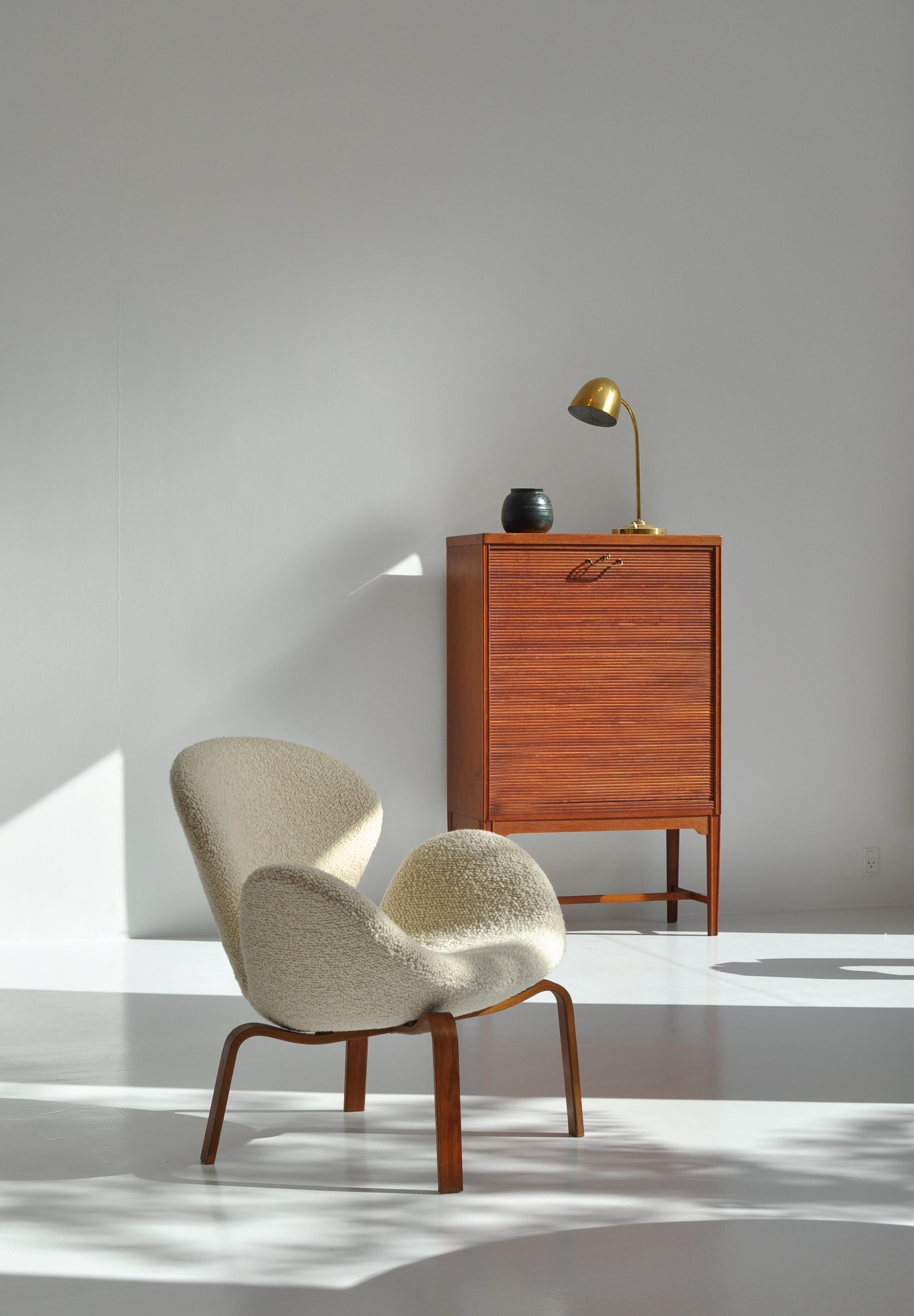 Rare lounge chair by Arne Jacobsen designed in 1960 and produced in limited numbers in the 1960s by Fritz Hansen, Copenhagen (Model FH-4325). This rare edition has a wooden base in laminated teak that was only made in very small numbers and went out
