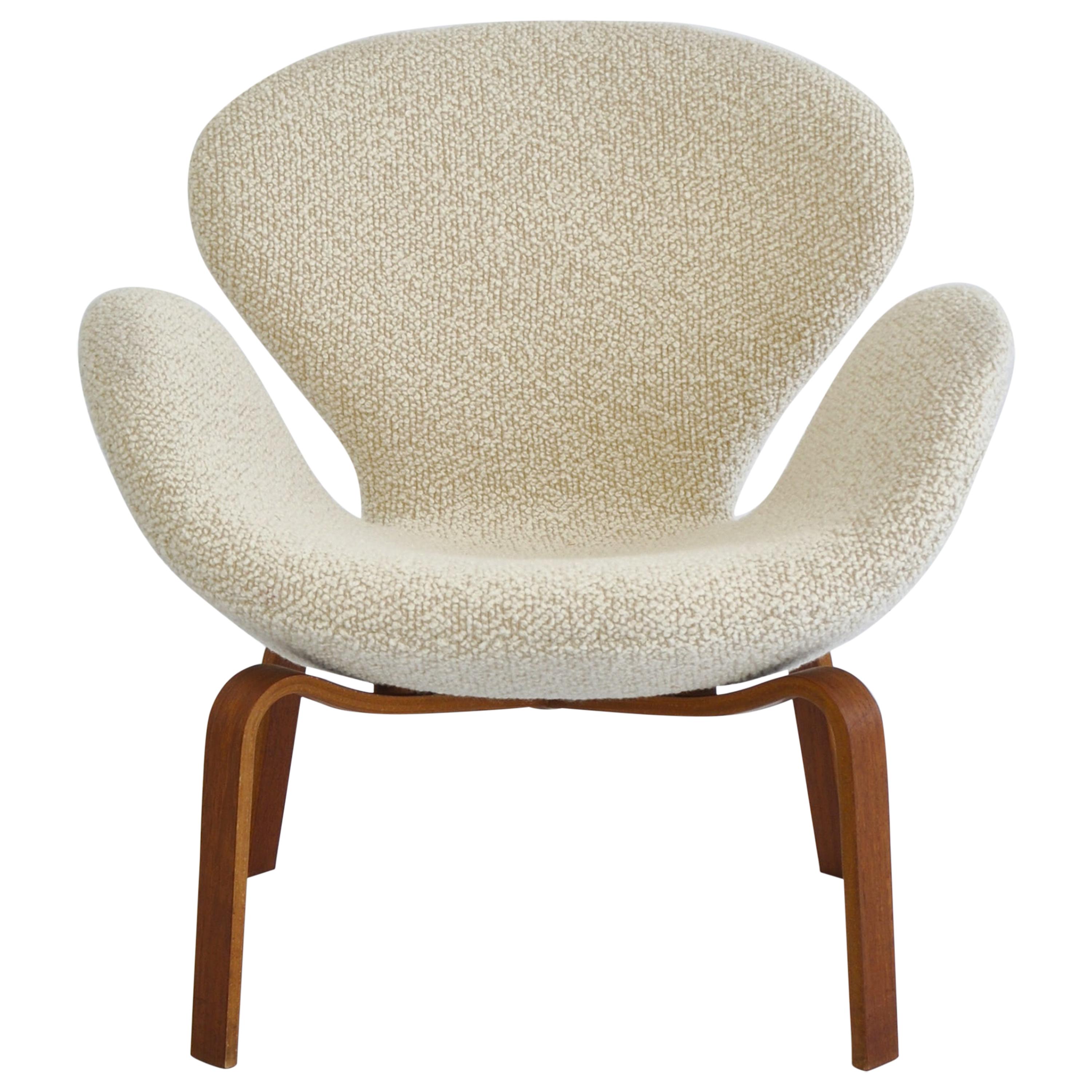 Arne Jacobsen "The Swan" Lounge Chair in Teak & White Bouclé, Fritz Hansen, 1960