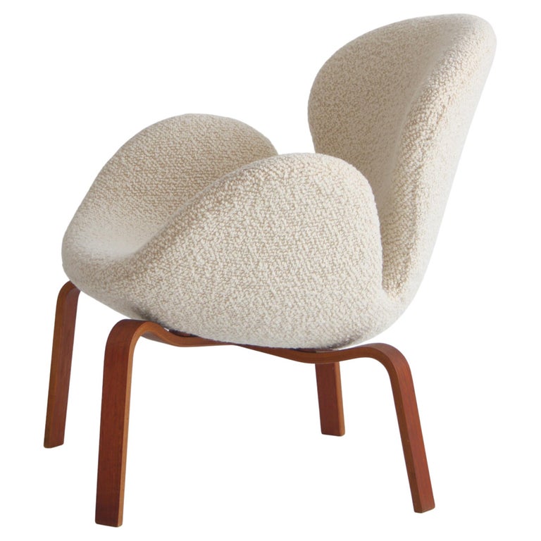 Arne Jacobsen "The Swan" Lounge Chair in Teak & White Bouclé, Fritz Hansen, 1960 For Sale