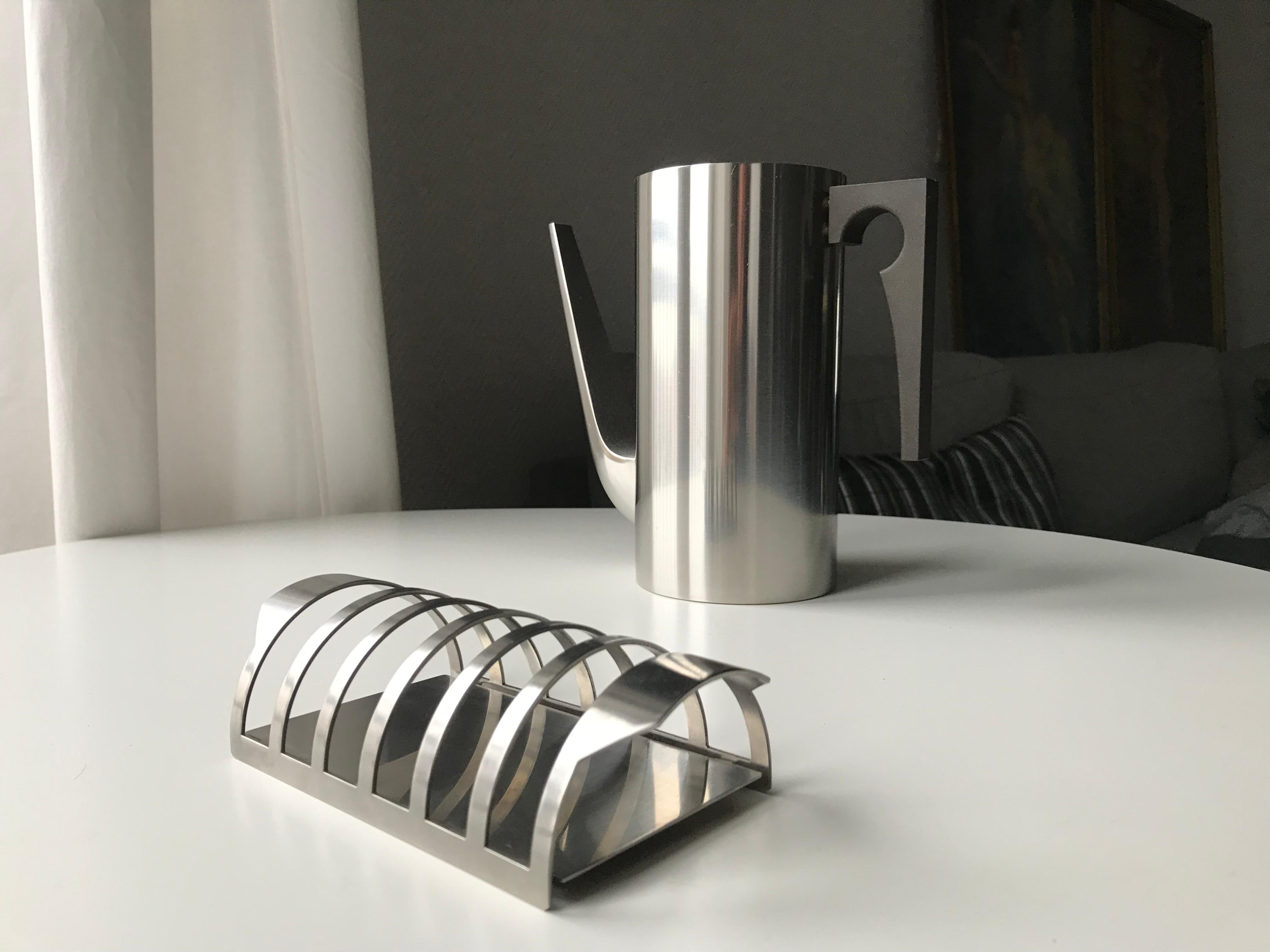 Cylinda Line Toast rack designed by Danish architect Arne Jacobsen. Manufactured by Stelton. Discontinued from production. Stainless steel. This item still has got the vintage Stelton green and white label. Cylinda-Line Series was awarded in 1967 by