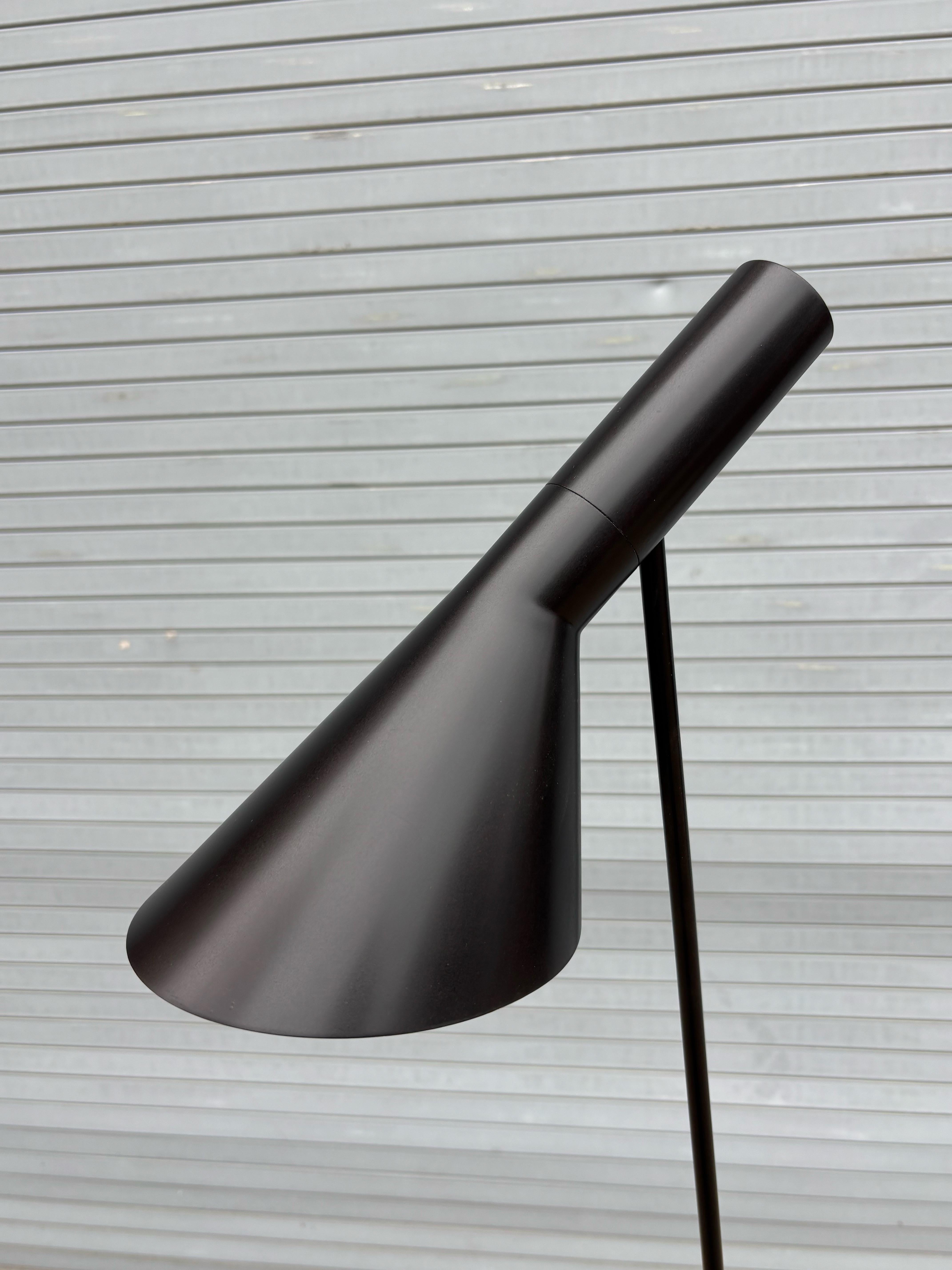 Lampada da terra Arne Jacobsen Visor in nero.  Venduto tramite Louis Poulsen Lighting.  Questo risale al 1996 ed è in ottime condizioni originali.  Un design classico che ancora oggi ha un aspetto straordinario!