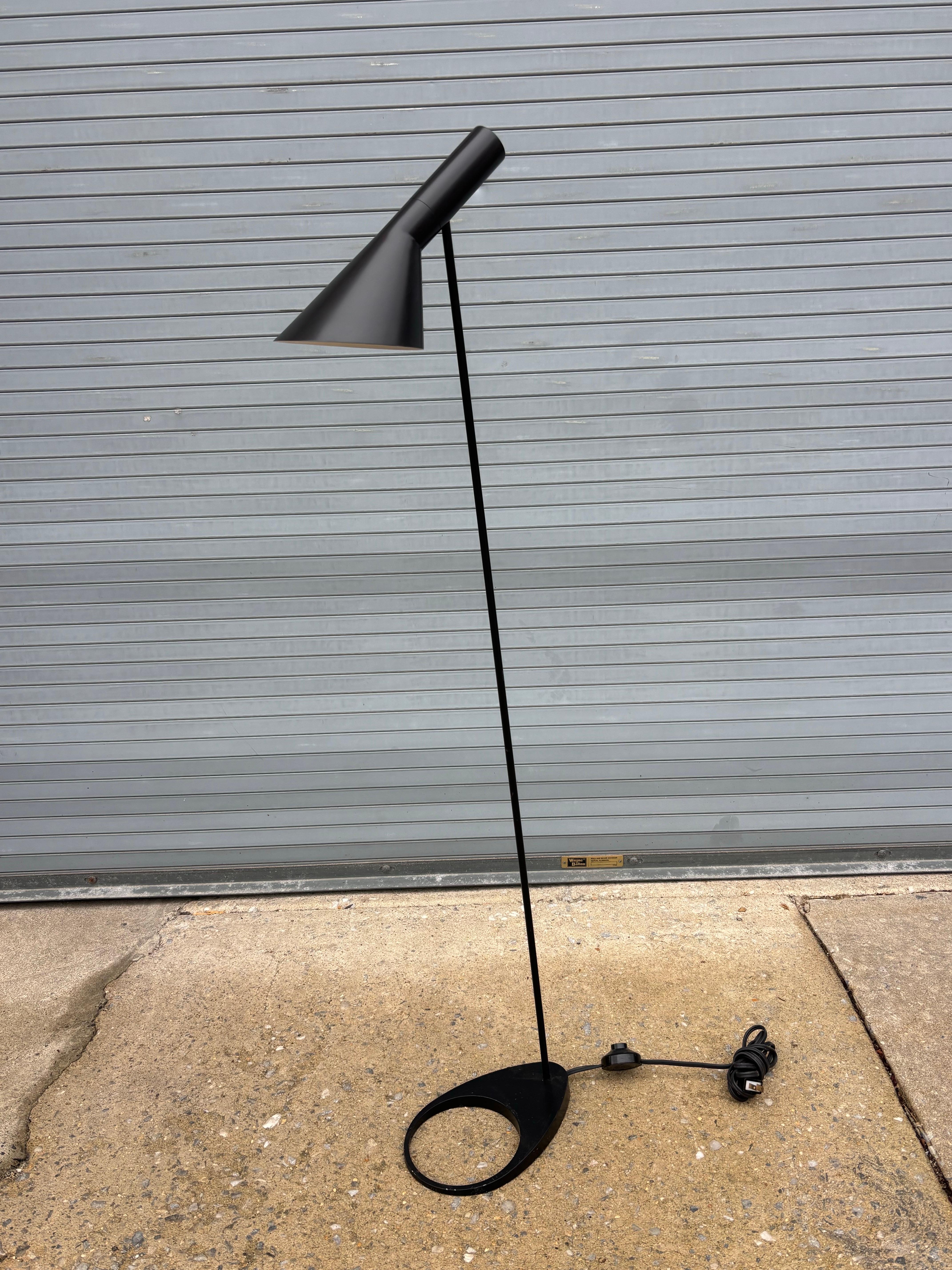 Scandinavo moderno Lampada da terra Visor di Arne Jacobsen per Louis Poulsen Lighting in vendita