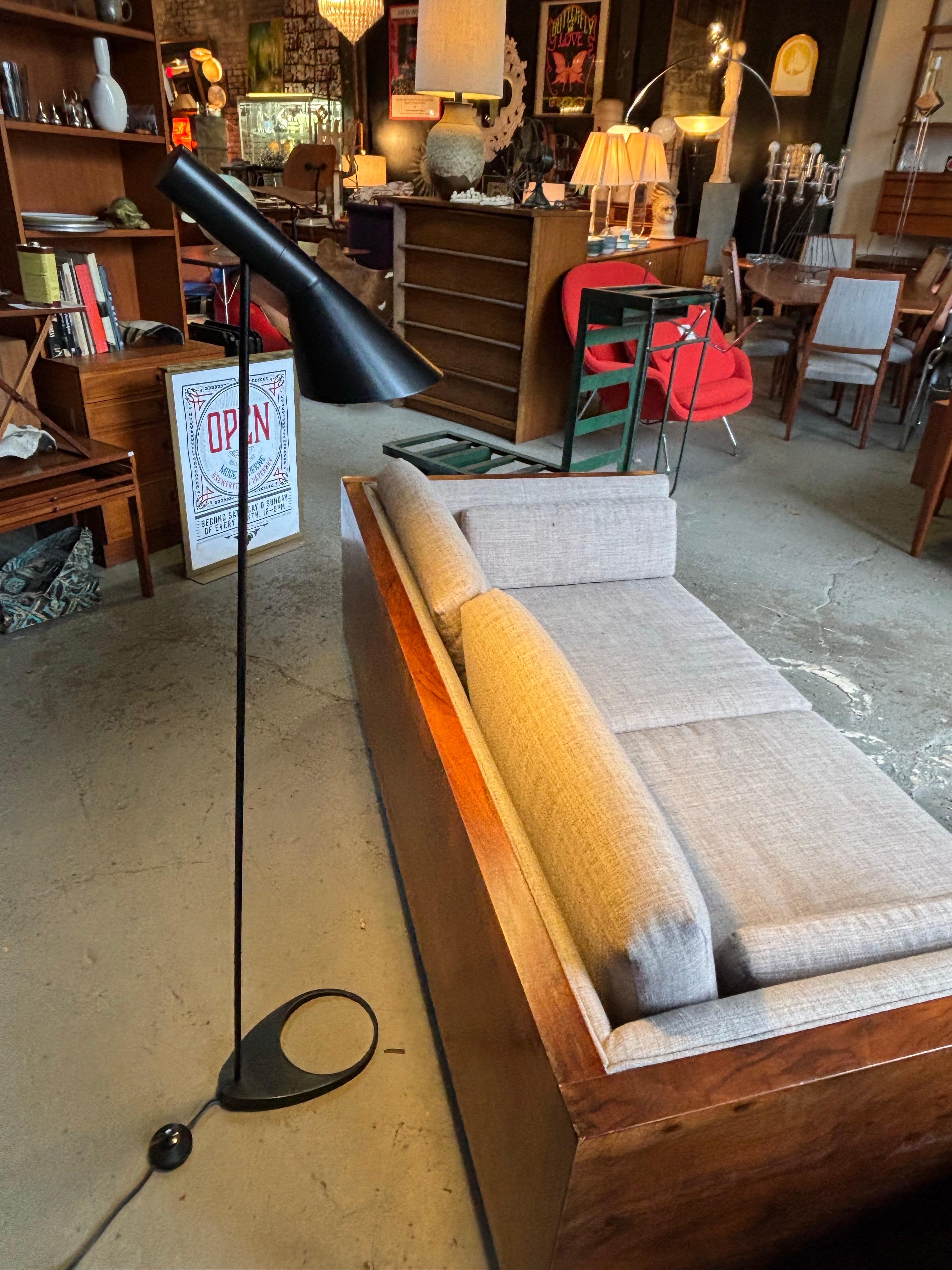 Fine XX secolo Lampada da terra Visor di Arne Jacobsen per Louis Poulsen Lighting in vendita