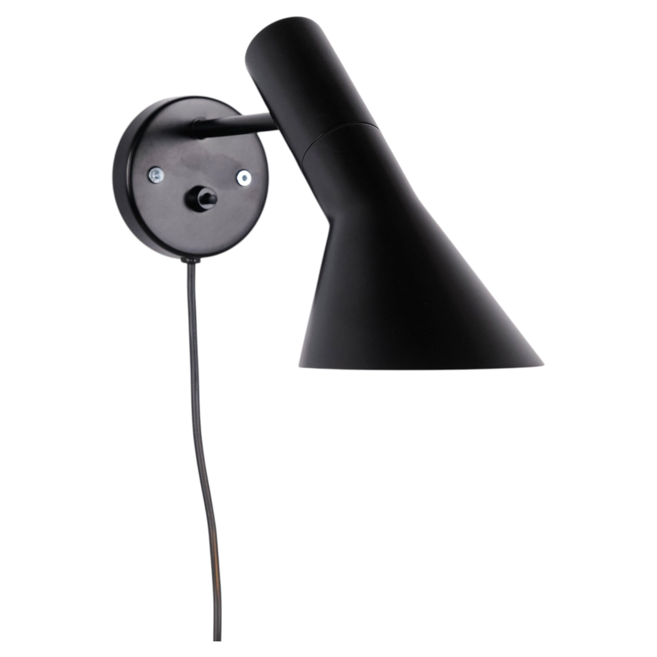 Arne Jacobsen Wandleuchte Modell V3 aus schwarz lackiertem Metall für Louis Poulsen