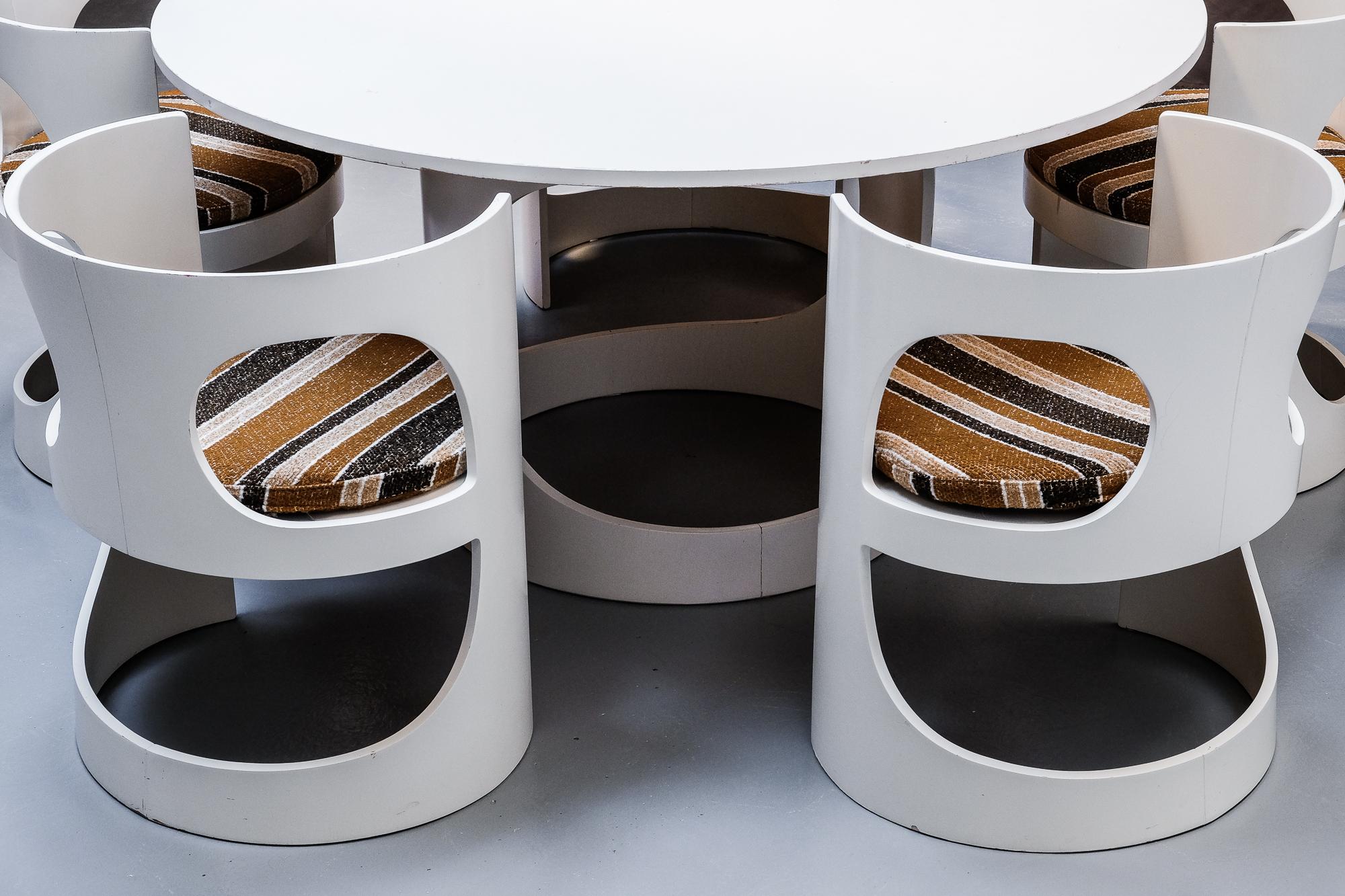 Rare dining room set consisting of one round table with five matching chairs. Designed in 1969 by Arne Jacobsen, this is one of his last creations. Made of white lacquered birch plywood manufactured by Asko in Finland. The chairs base is matching