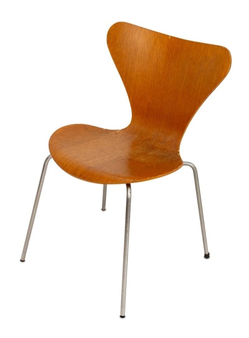 Paire de chaises d'appoint Arne Jacobsen pour Fritz Hansen Série 7, 1977, en contreplaqué moulé avec pieds chromés, marquées 