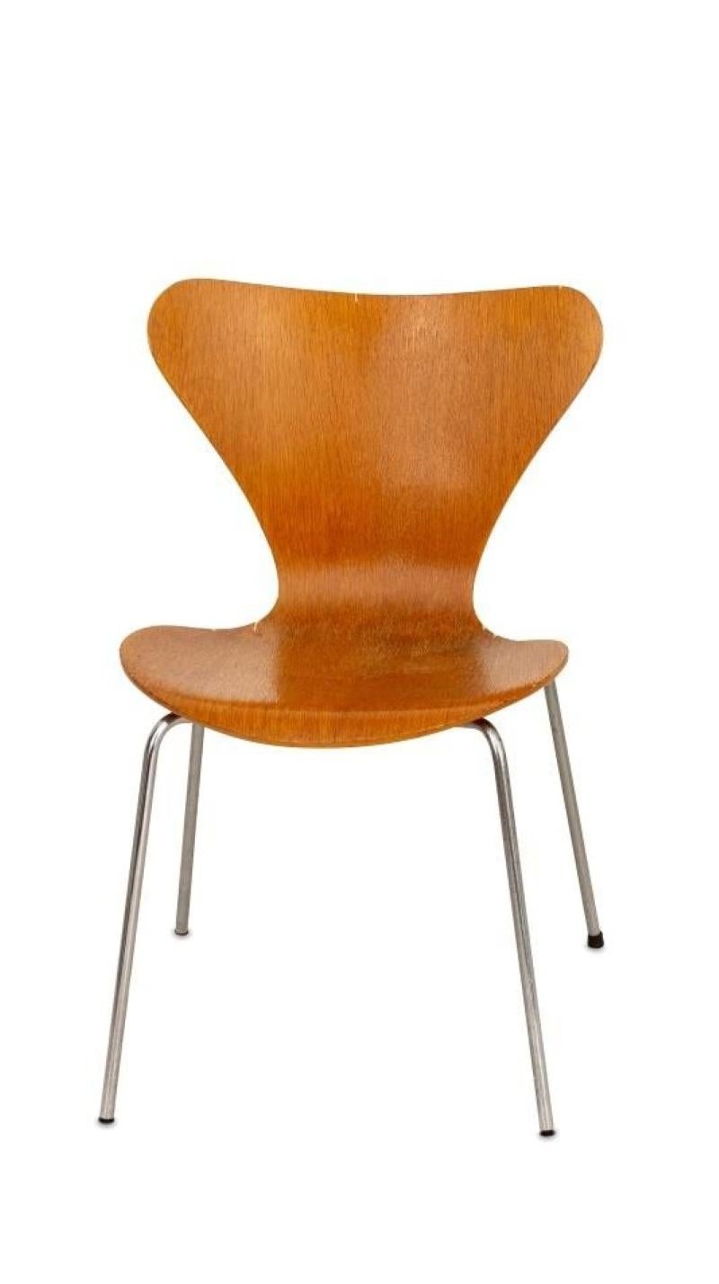 Moulé Paire de chaises Series 7 d'Arne Jacobsen x Fritz Hansen en vente