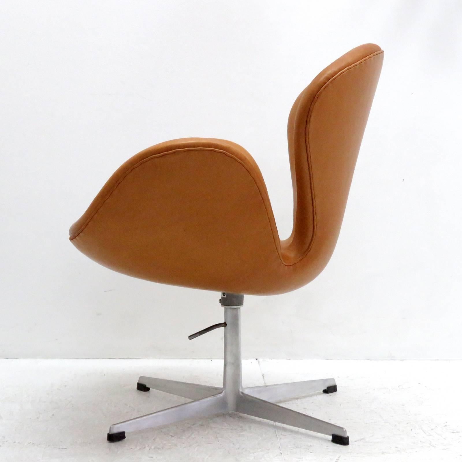 Scandinavian Modern Arne Jacobsen, Swan Chair, Model 3320