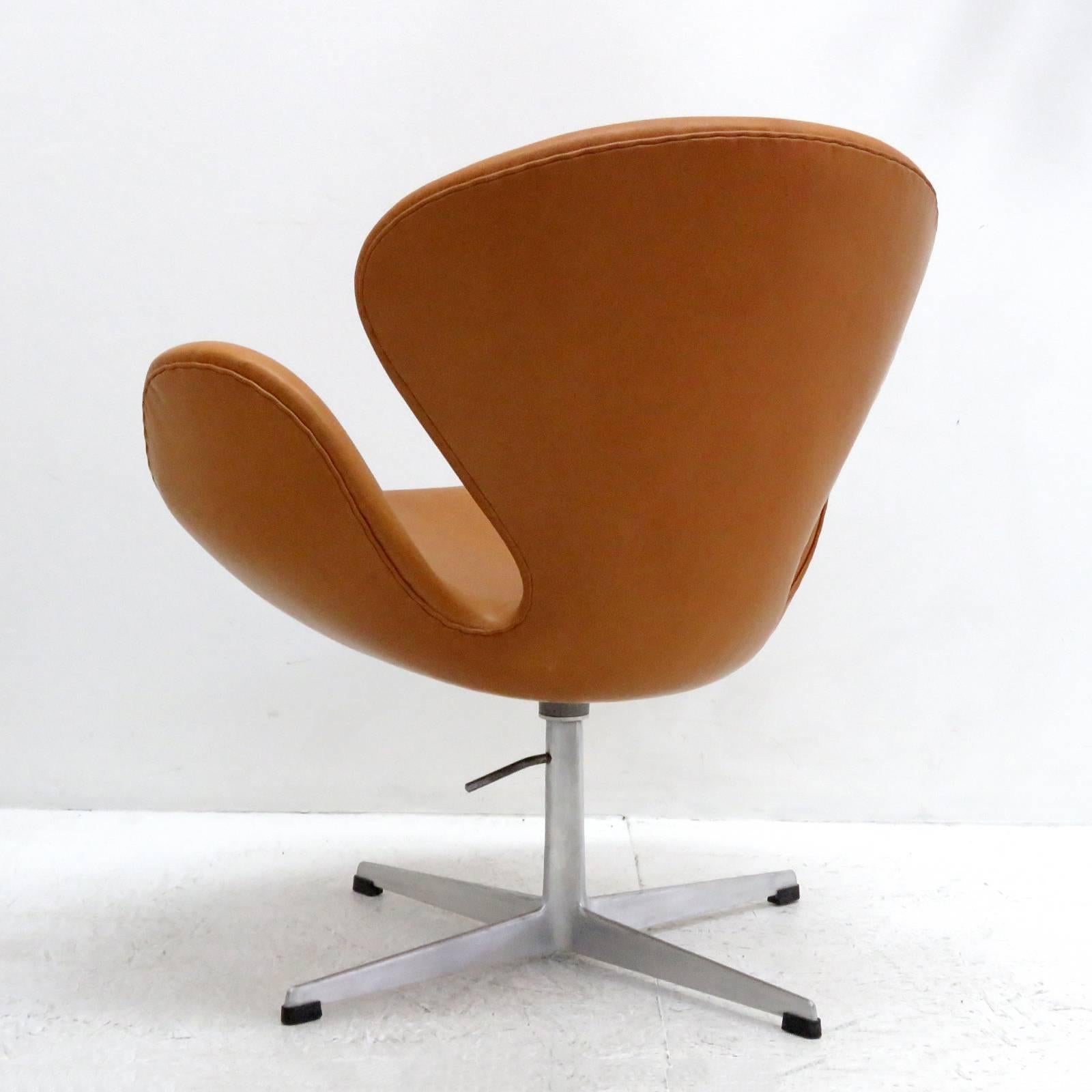 Danish Arne Jacobsen, Swan Chair, Model 3320