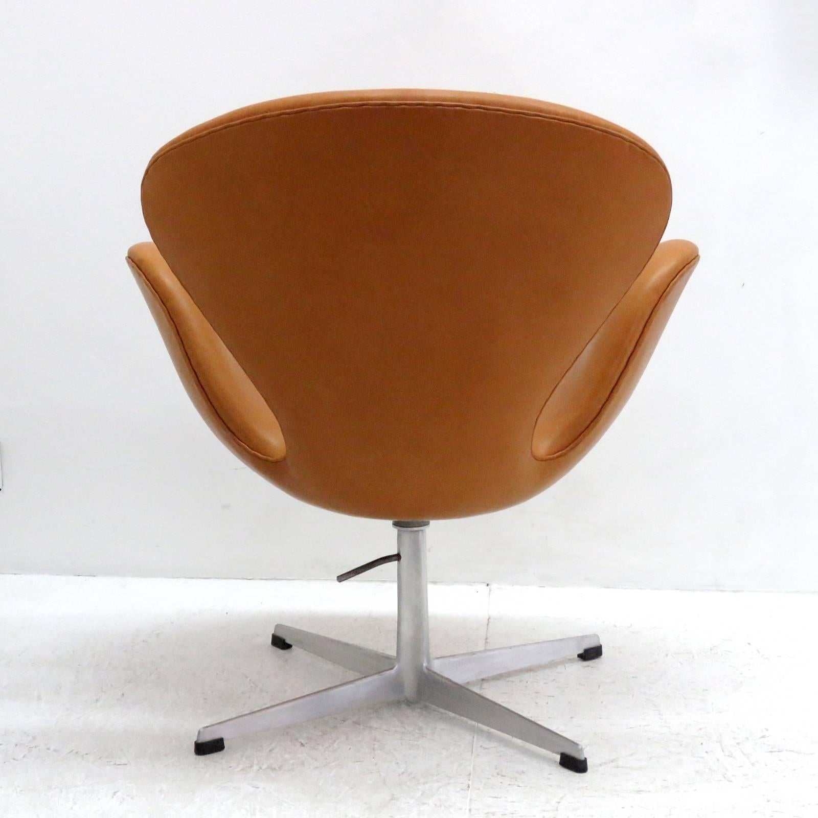 Arne Jacobsen, Swan Chair, Model 3320 In Excellent Condition In Los Angeles, CA