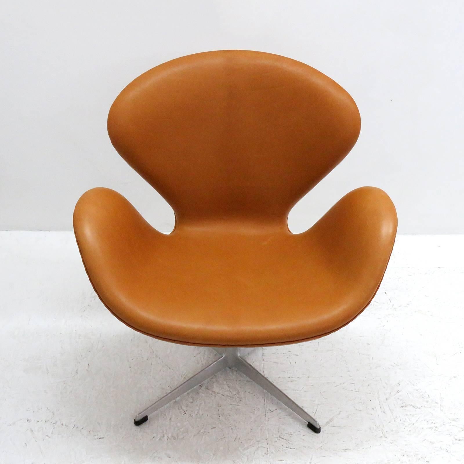Aluminum Arne Jacobsen, Swan Chair, Model 3320