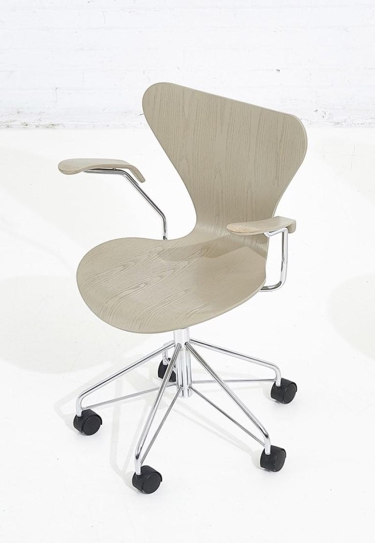 Arne Jacobsen Ant Arm Chair In Good Condition For Sale In Chicago, IL