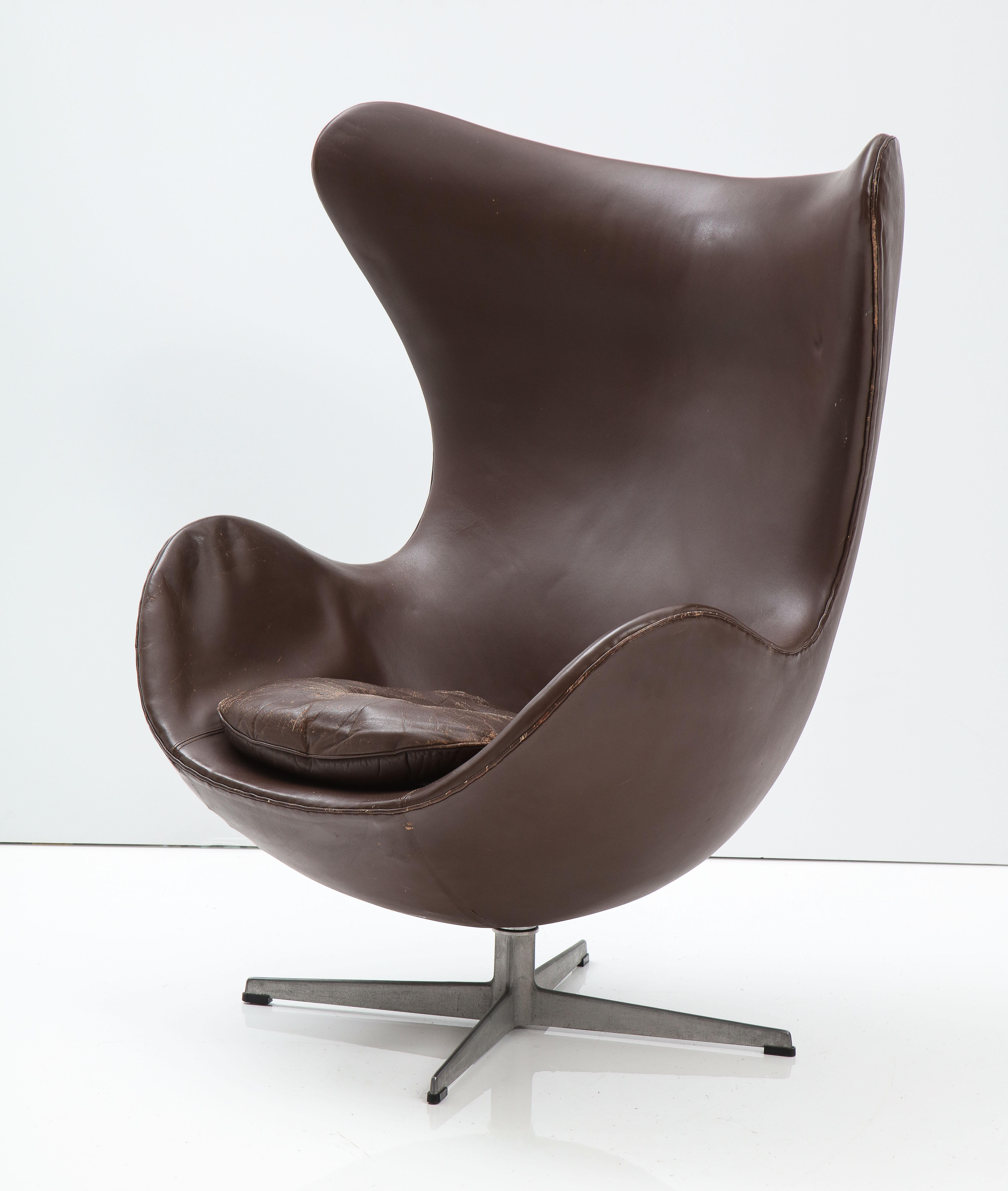 Arne Jacobson 'Egg' Chair and Ottoman, Original Leather for Fritz Hansen, 1976 For Sale 1