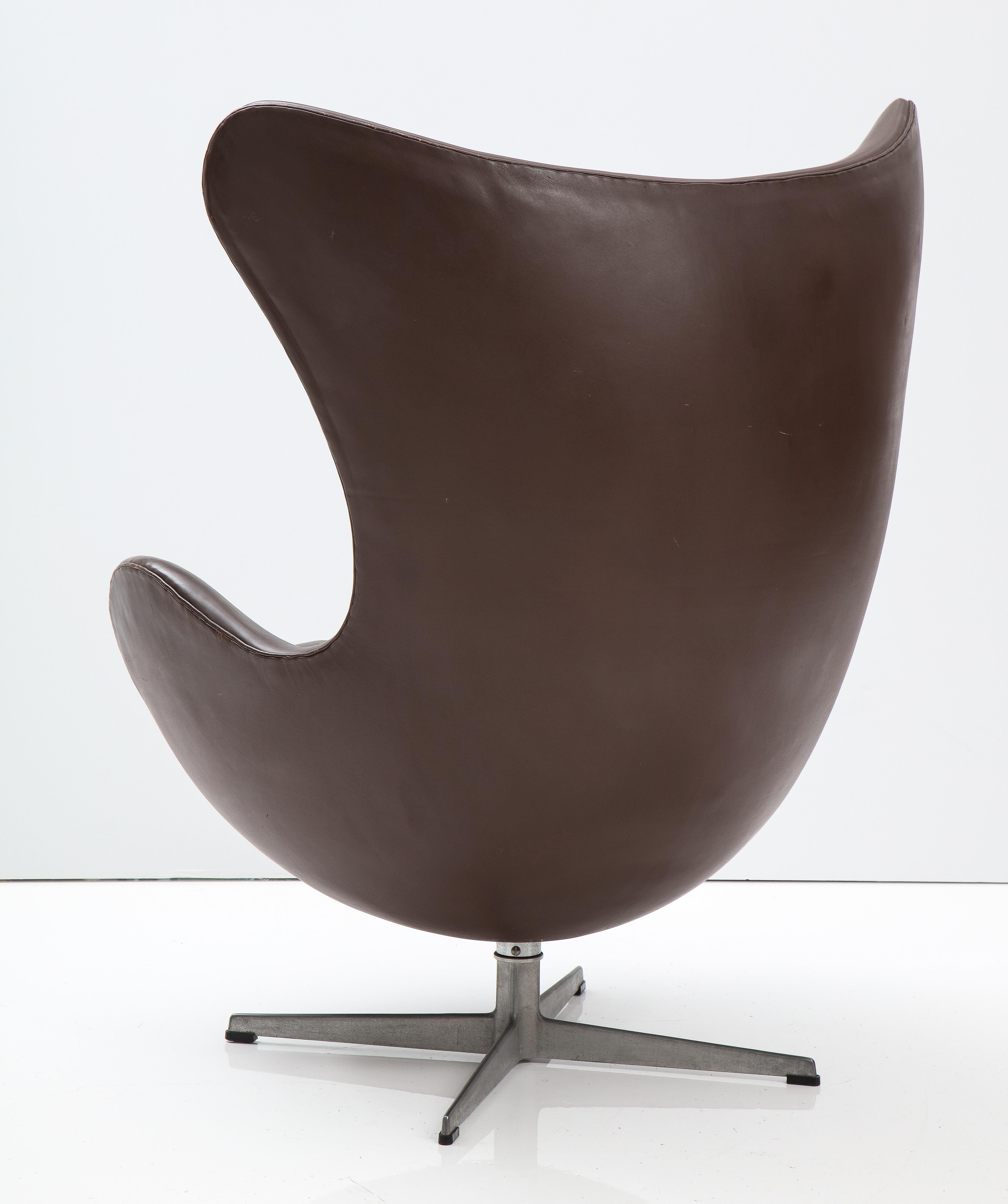 Arne Jacobson 'Egg' Chair and Ottoman, Original Leather for Fritz Hansen, 1976 For Sale 2