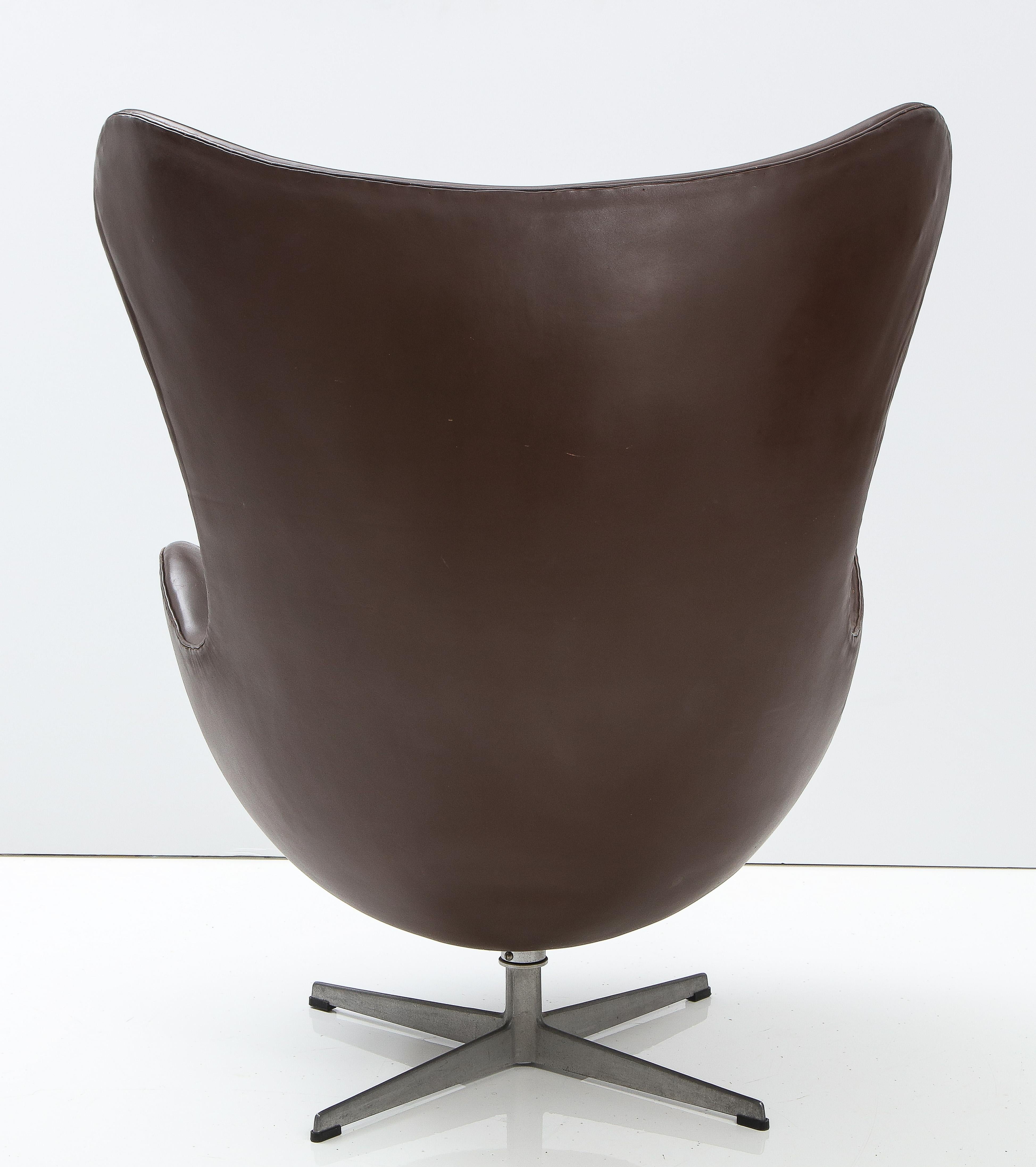 Chaise et repose-pieds Egg d'Arne Jacobson, en cuir d'origine pour Fritz Hansen, 1976 en vente 5
