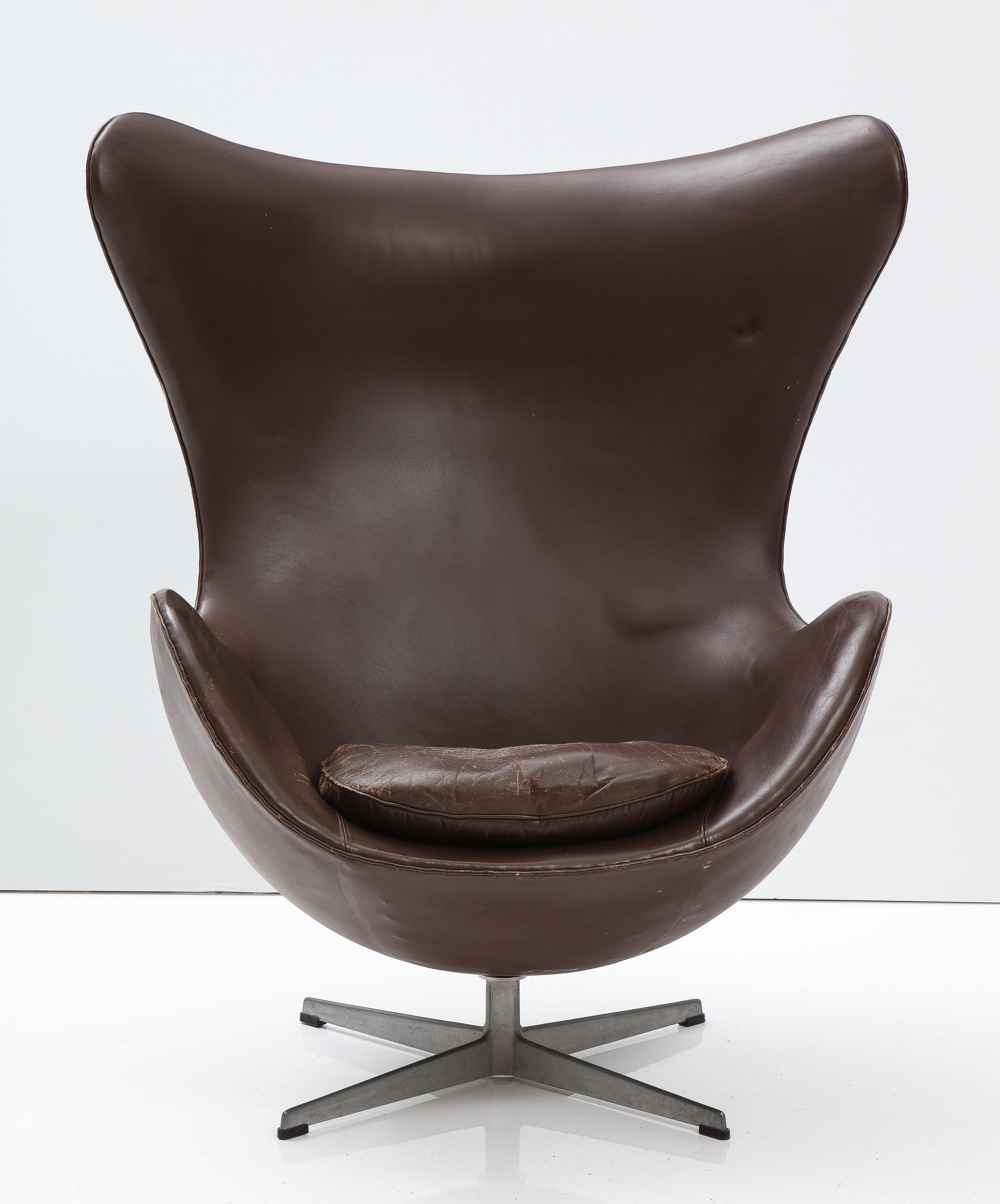 Chaise et repose-pieds Egg d'Arne Jacobson, en cuir d'origine pour Fritz Hansen, 1976 en vente 6
