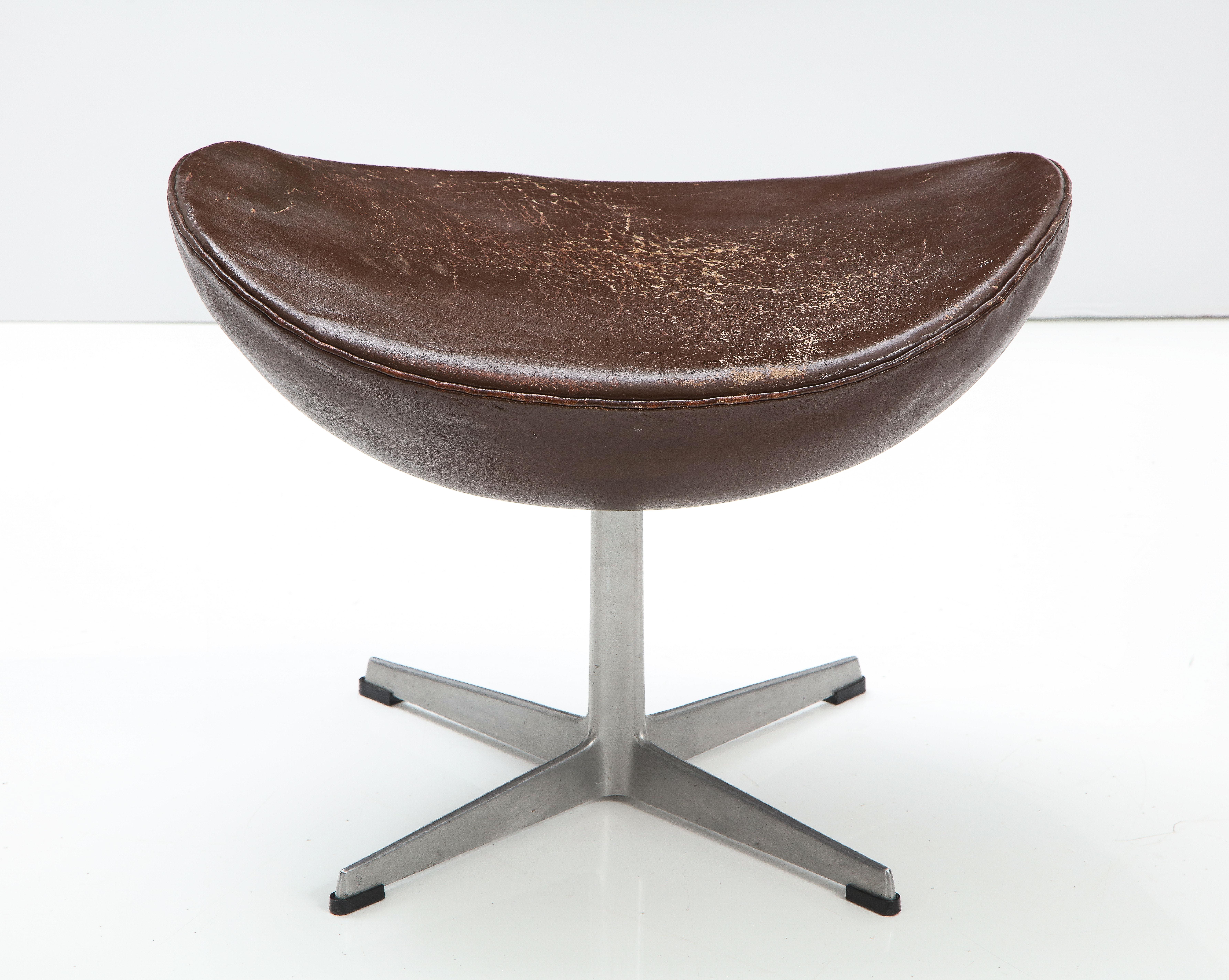 Aluminium Chaise et repose-pieds Egg d'Arne Jacobson, en cuir d'origine pour Fritz Hansen, 1976 en vente