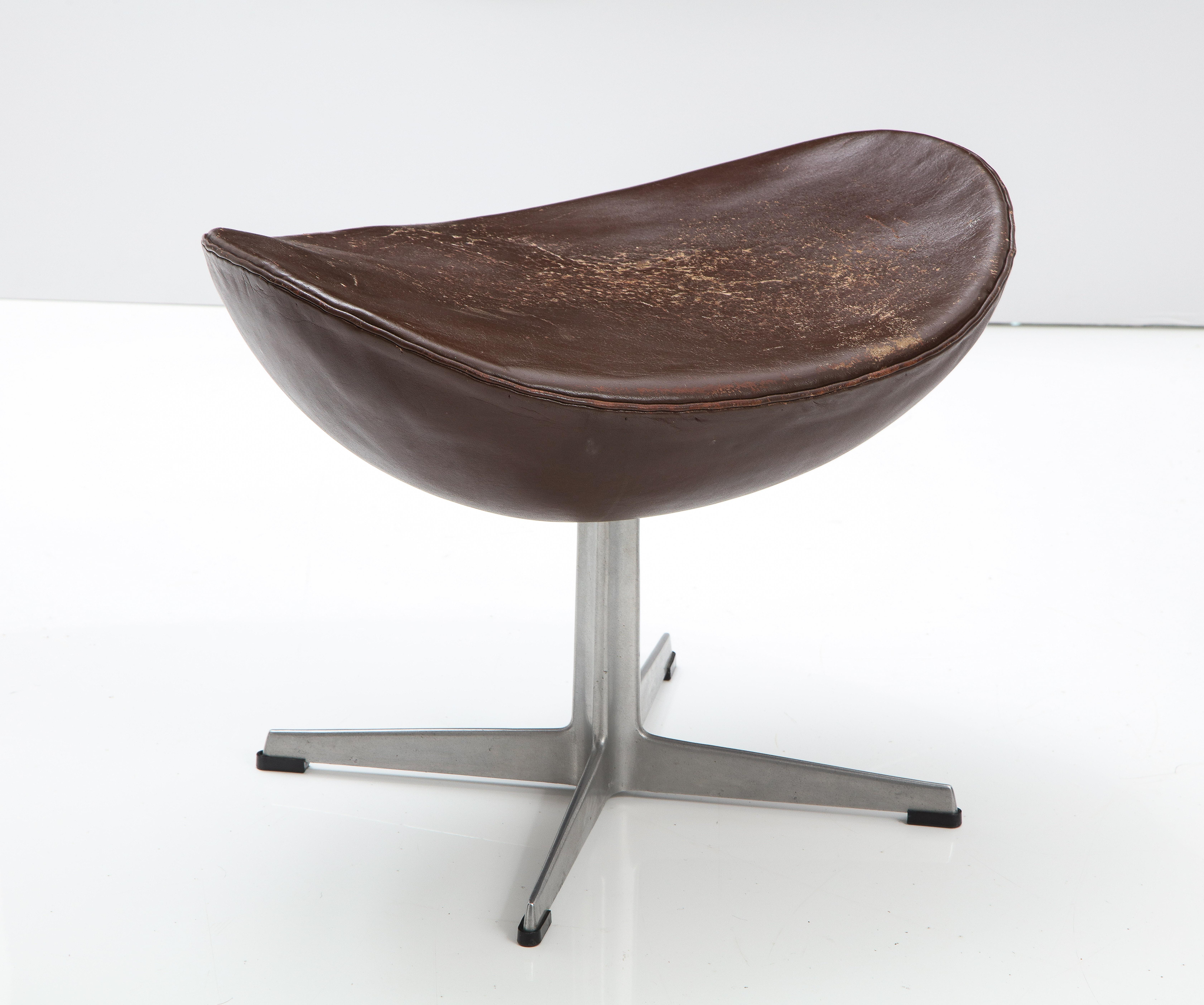 Late 20th Century Arne Jacobson 'Egg' Chair and Ottoman, Original Leather for Fritz Hansen, 1976 For Sale