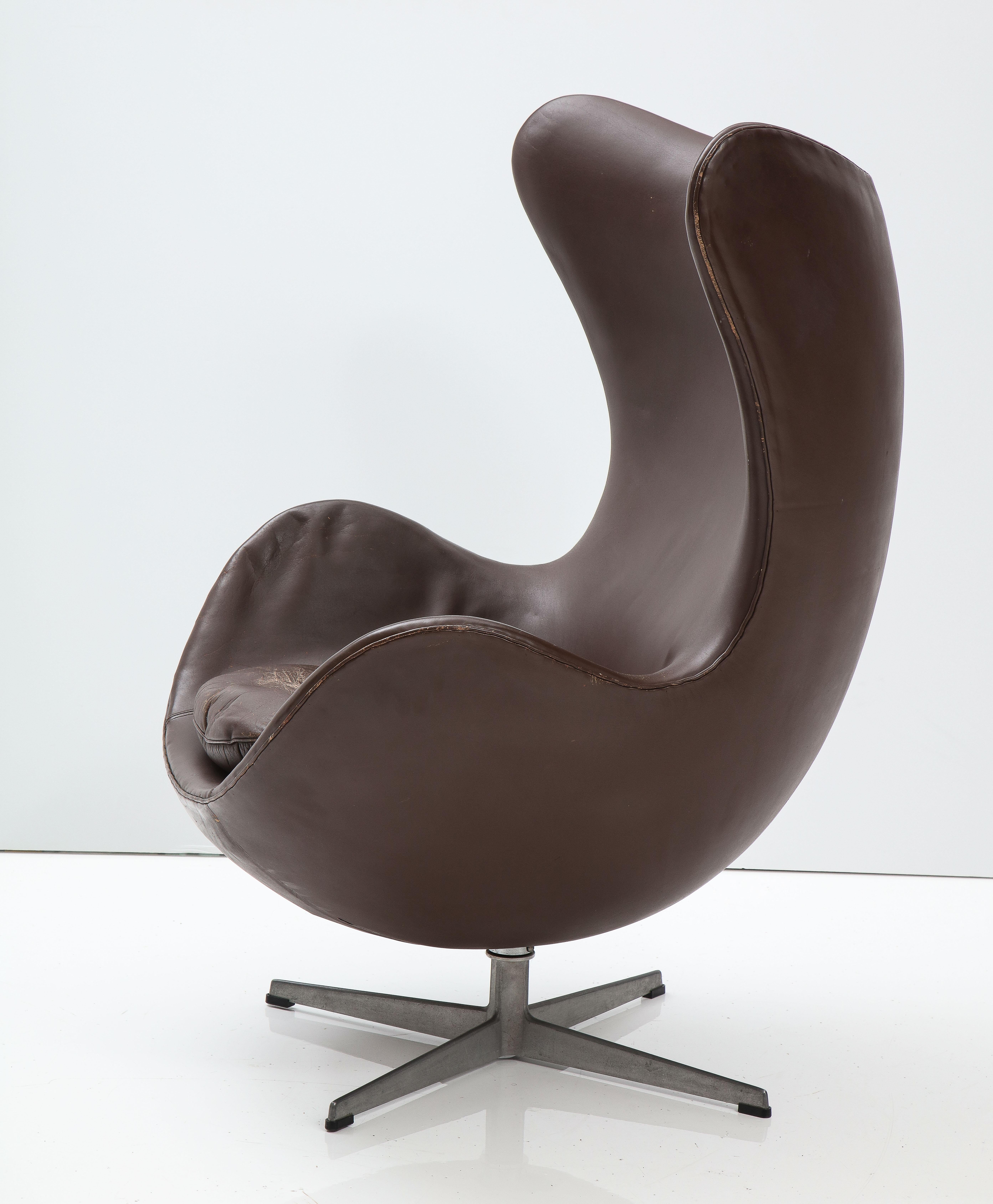 Aluminum Arne Jacobson 'Egg' Chair and Ottoman, Original Leather for Fritz Hansen, 1976 For Sale