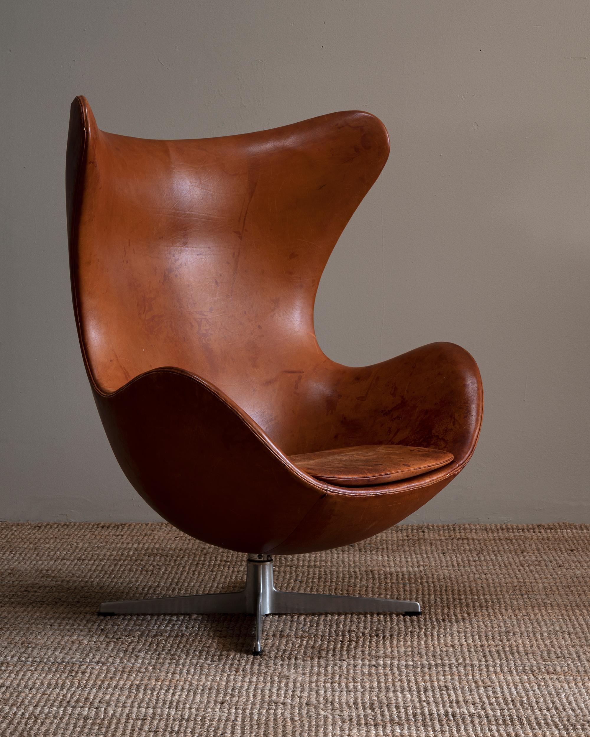The classic and iconic 'Egg' chair designed by Arne Jacobsen for Fritz Hansen, Denmark, 1958. With its original cognac brown leather with a great patinated surface. Produced 1960s - 70s. 