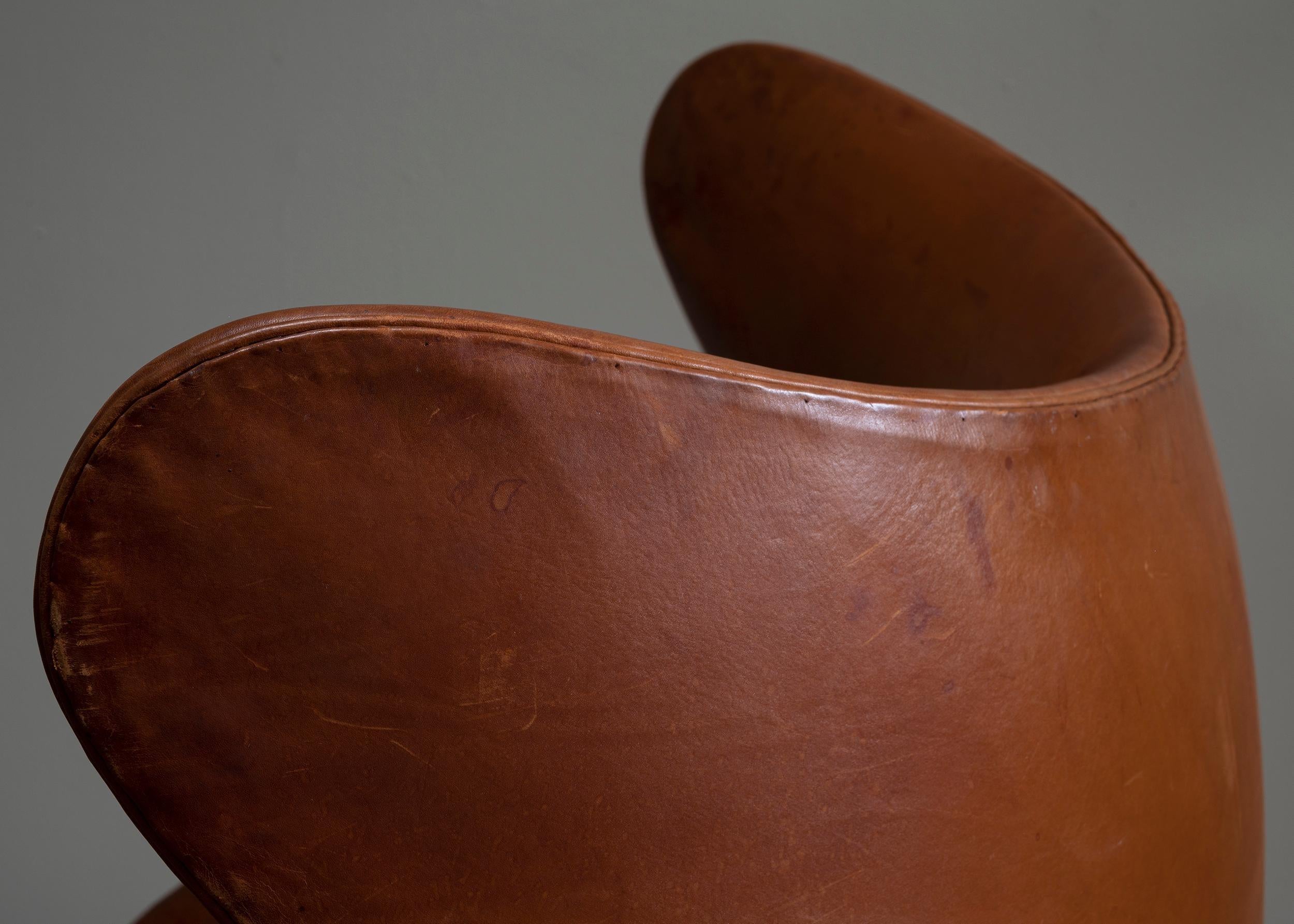 Arne Jacobson „Egg“-Stuhl für Fritz Hansen, 1958 (Leder) im Angebot