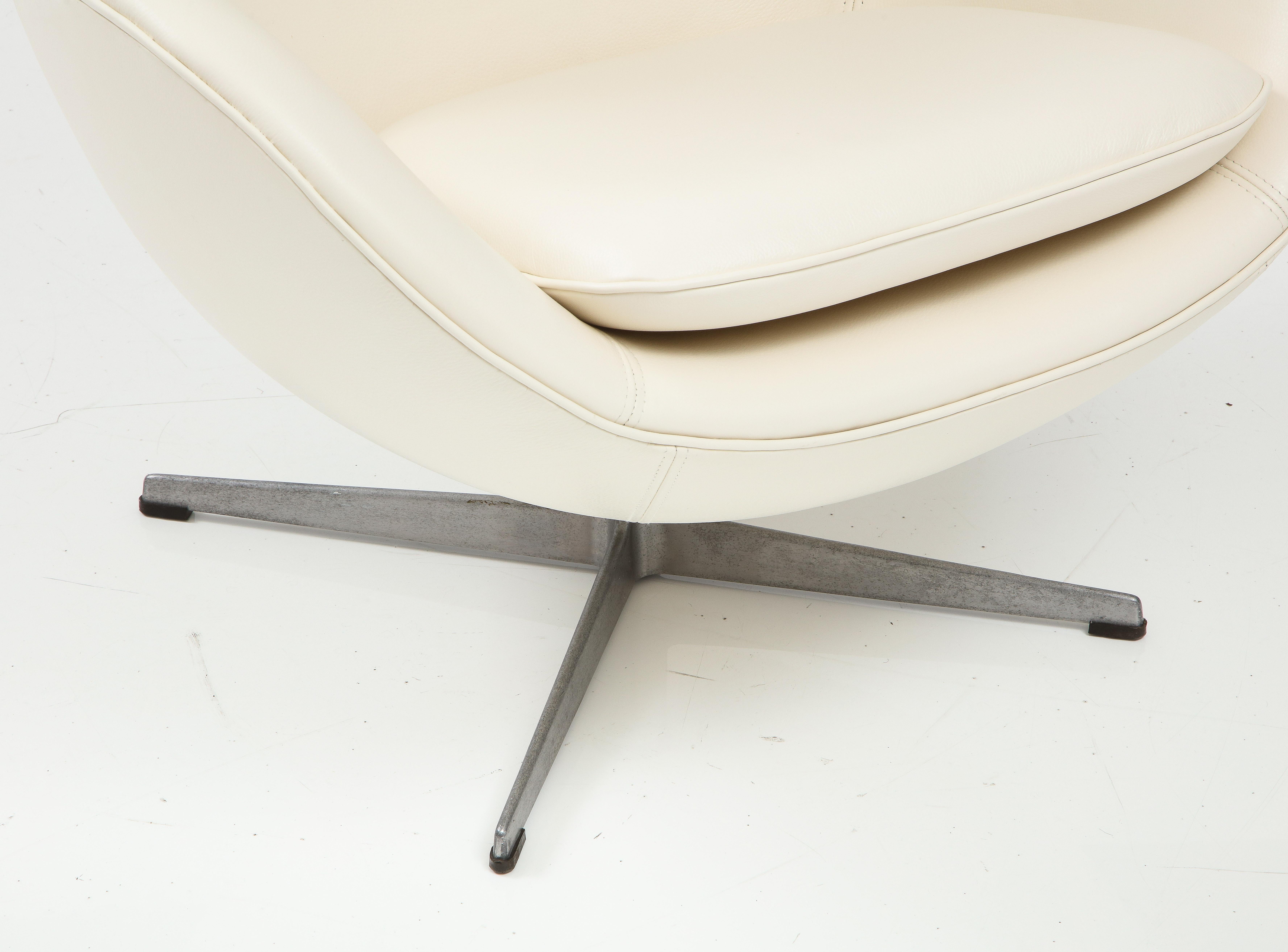 Chaise Vintage « Egg » d'Arne Jacobson en cuir blanc pour Fritz Hansen en vente 2