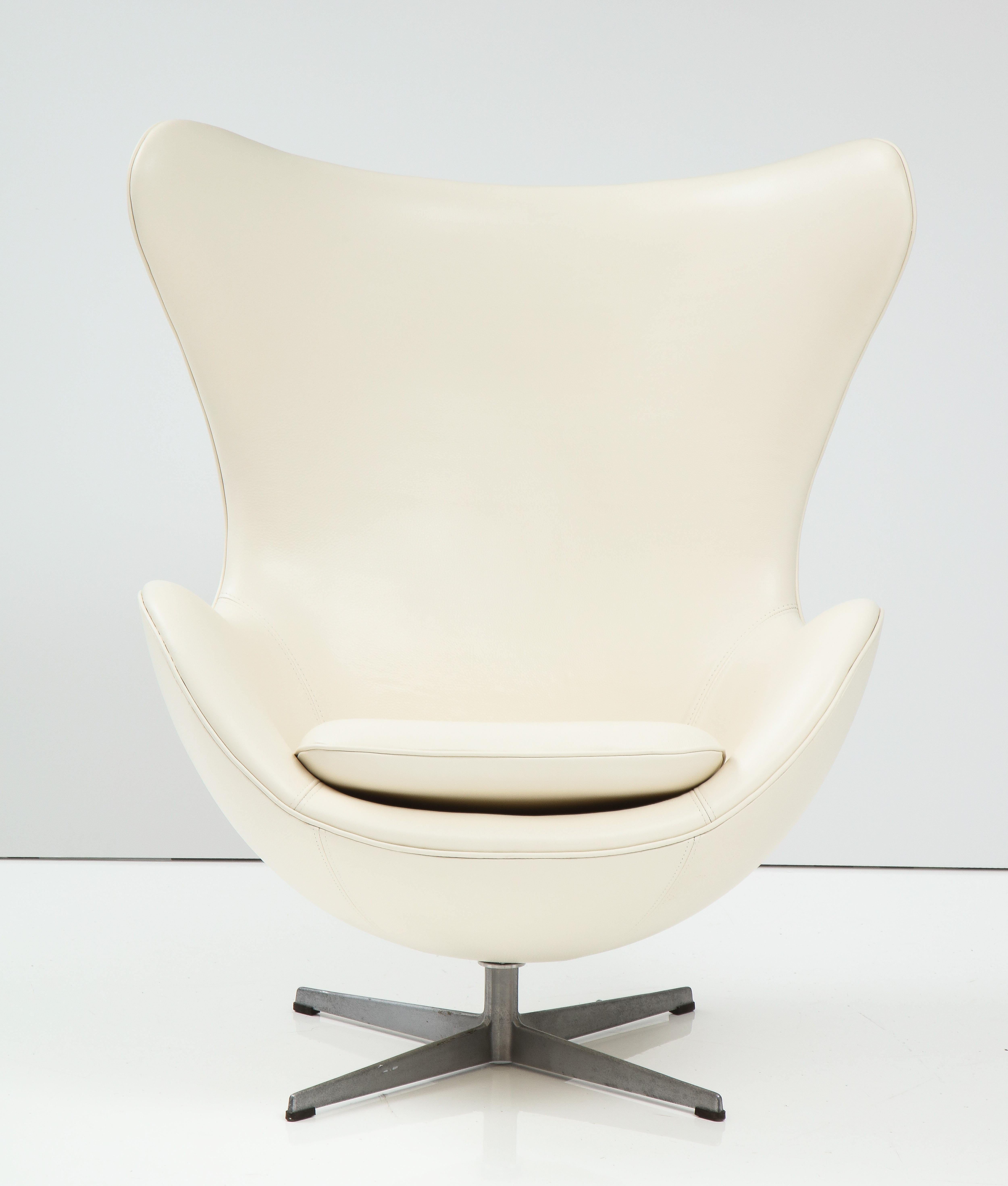The classic and iconic 'Egg' chair designed by Arne Jacobsen for Fritz Hansen, Denmark, 1967. Newly refurbished and reupholstered in a luxurious creamy/white leather from Maharam. 
Made in Denmark by Fritz Hansen, 1967
Labeled and numbered. 

The