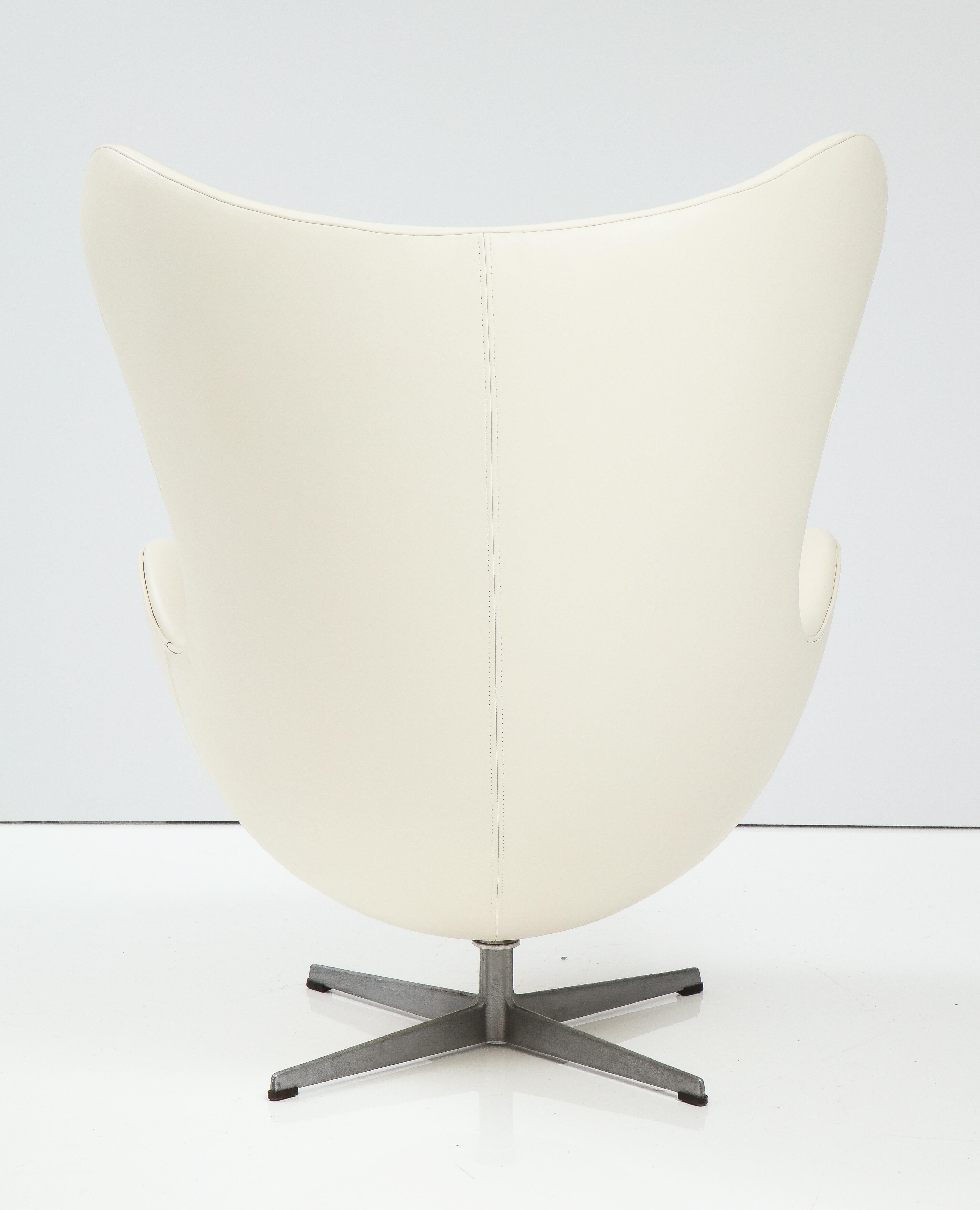 Arne Jacobson für Fritz Hansen: Vintage-Stuhl „Egg'' aus weißem Leder (Aluminium) im Angebot