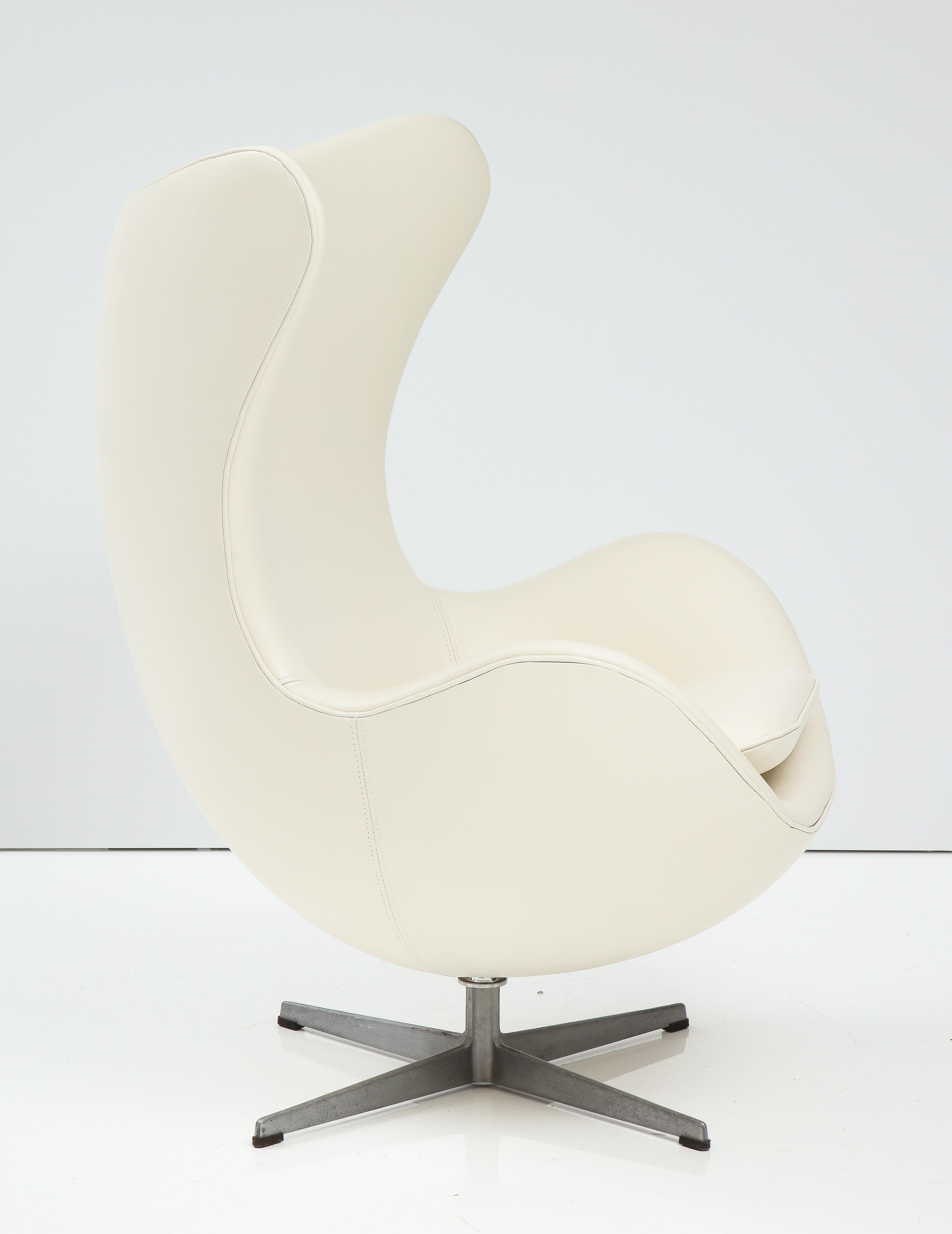 Arne Jacobson Vintage 'Egg' Chair in White Leather for Fritz Hansen In Good Condition For Sale In New York, NY