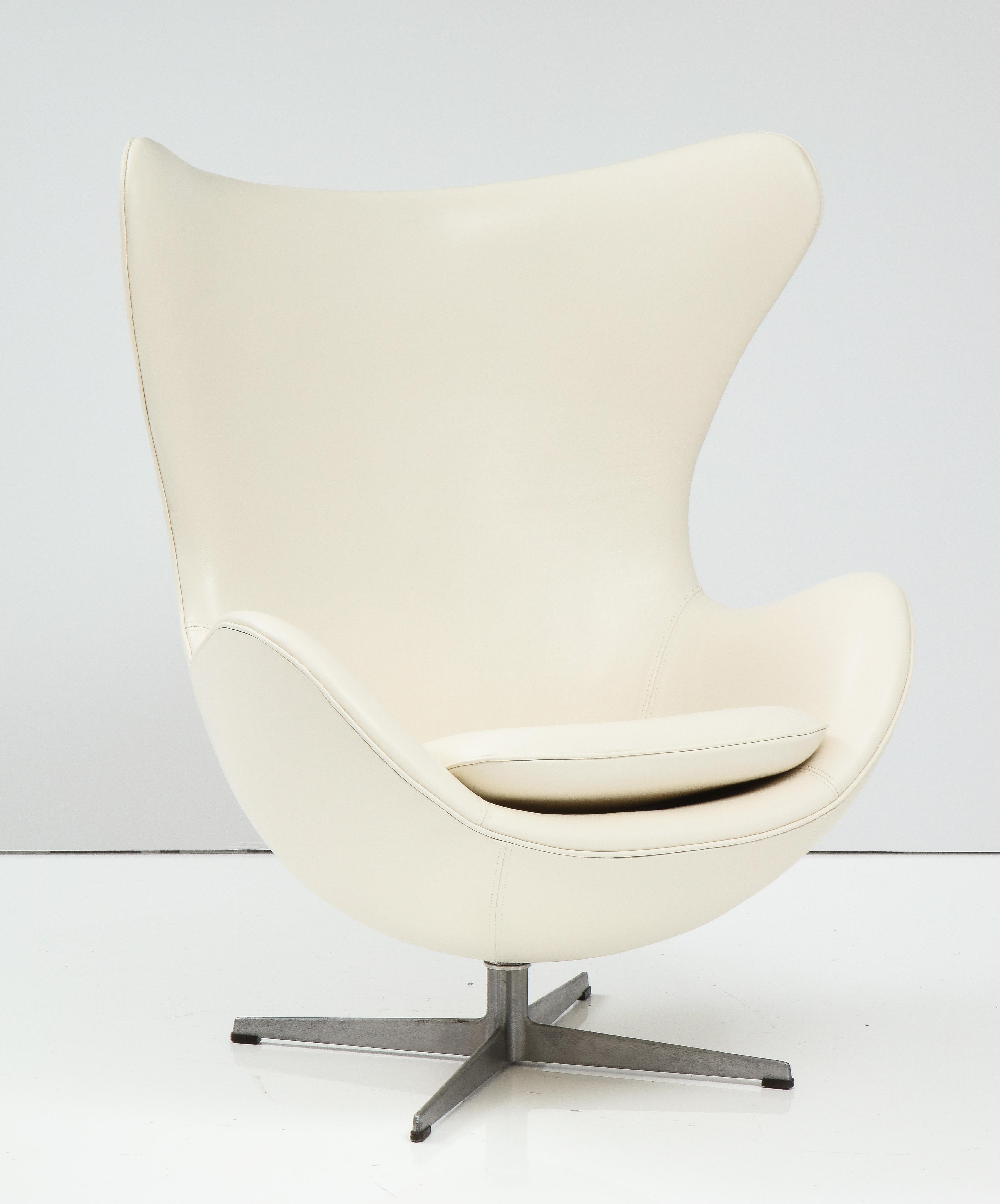 Mid-20th Century Arne Jacobson Vintage 'Egg' Chair in White Leather for Fritz Hansen For Sale