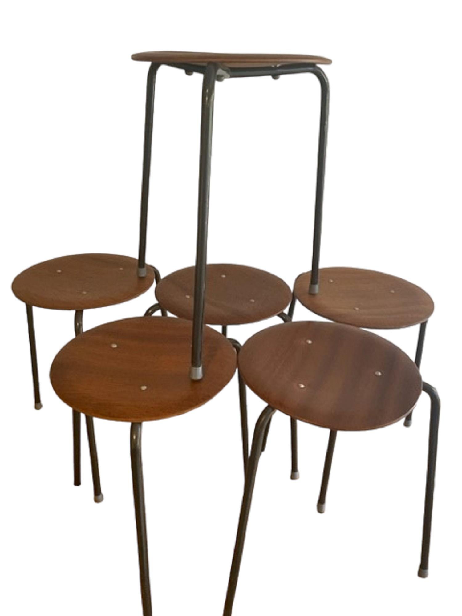 Taburetes apilables Arne Jacobston /  Taburetes Dot Dot en Bueno estado para la venta en Seaford, GB