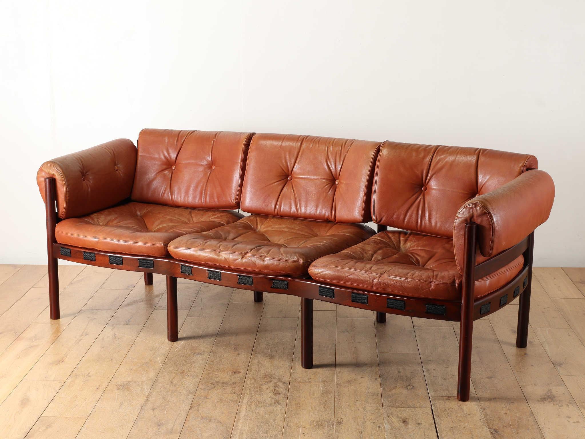 Divano in pelle realizzato dal designer svedese Arne Norells per l'azienda di pelletteria Coja tra il 1963 e il 1968. Arne Norells è conosciuto soprattutto per il divano Ilona e la sedia Safari, ma è il design basso e la silhouette unica di questo
