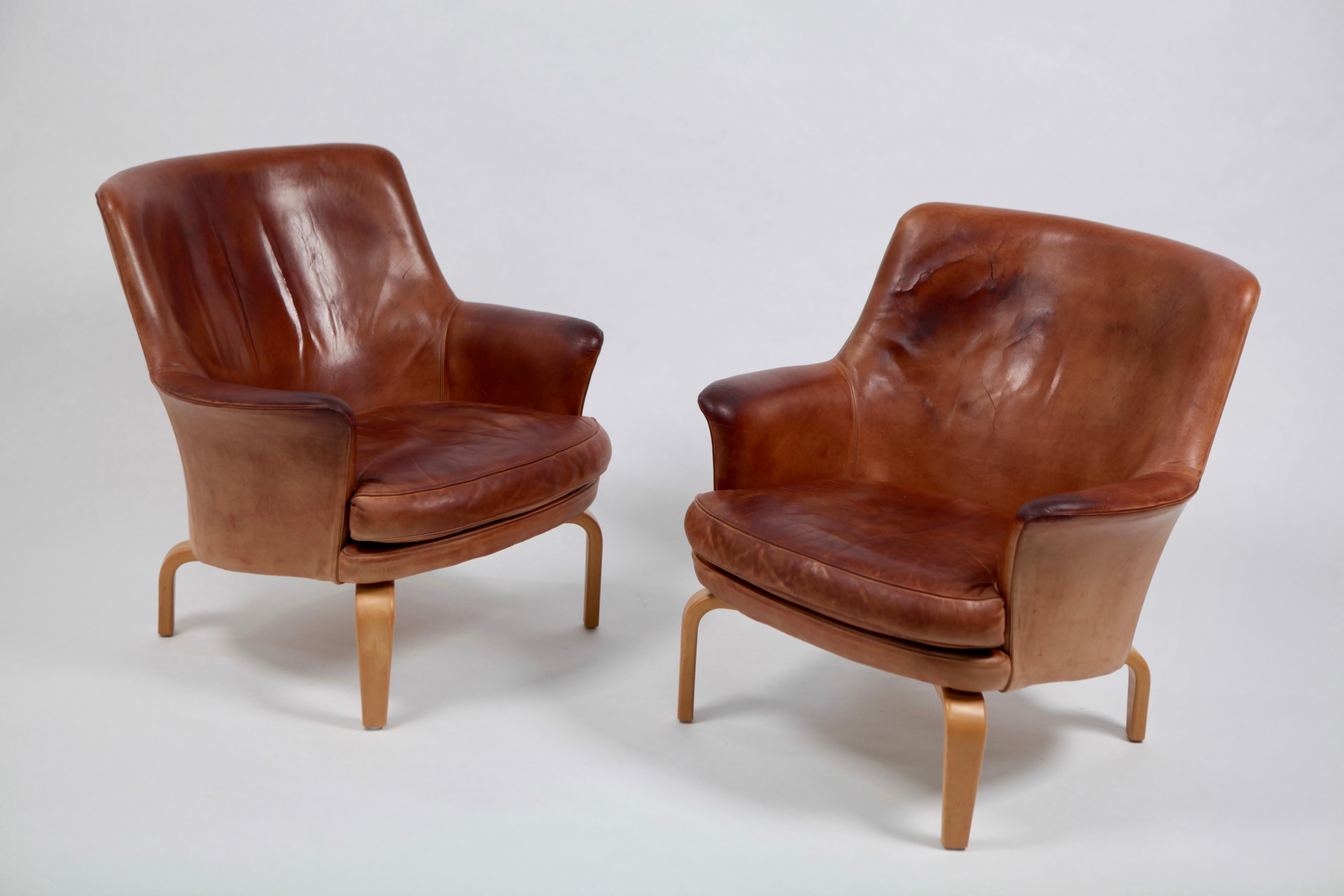 Scandinave moderne Paire de fauteuils Pilot d'Arne Norell, en cuir et hêtre, Suède, 1967