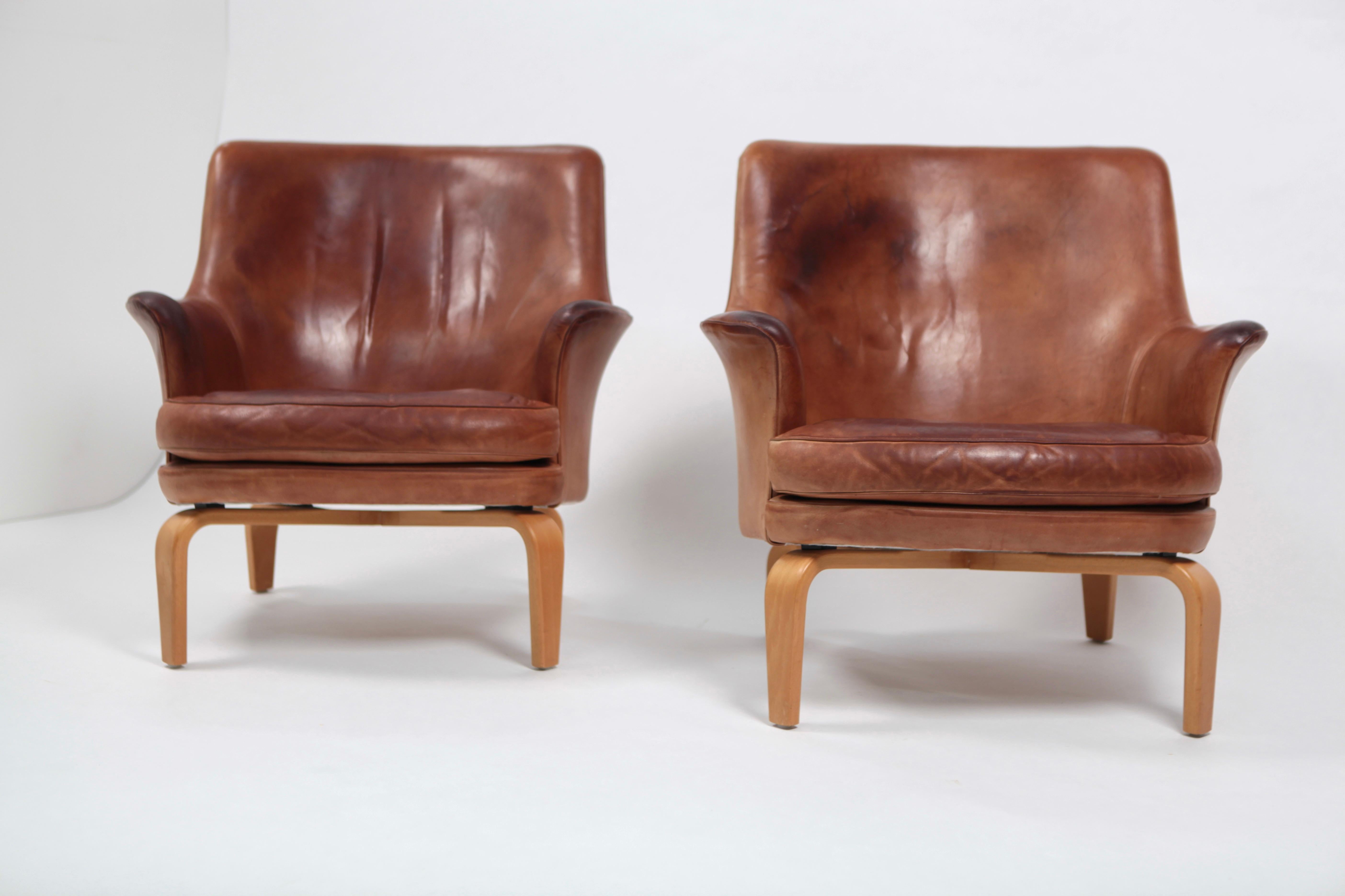 Milieu du XXe siècle Paire de fauteuils Pilot d'Arne Norell, en cuir et hêtre, Suède, 1967