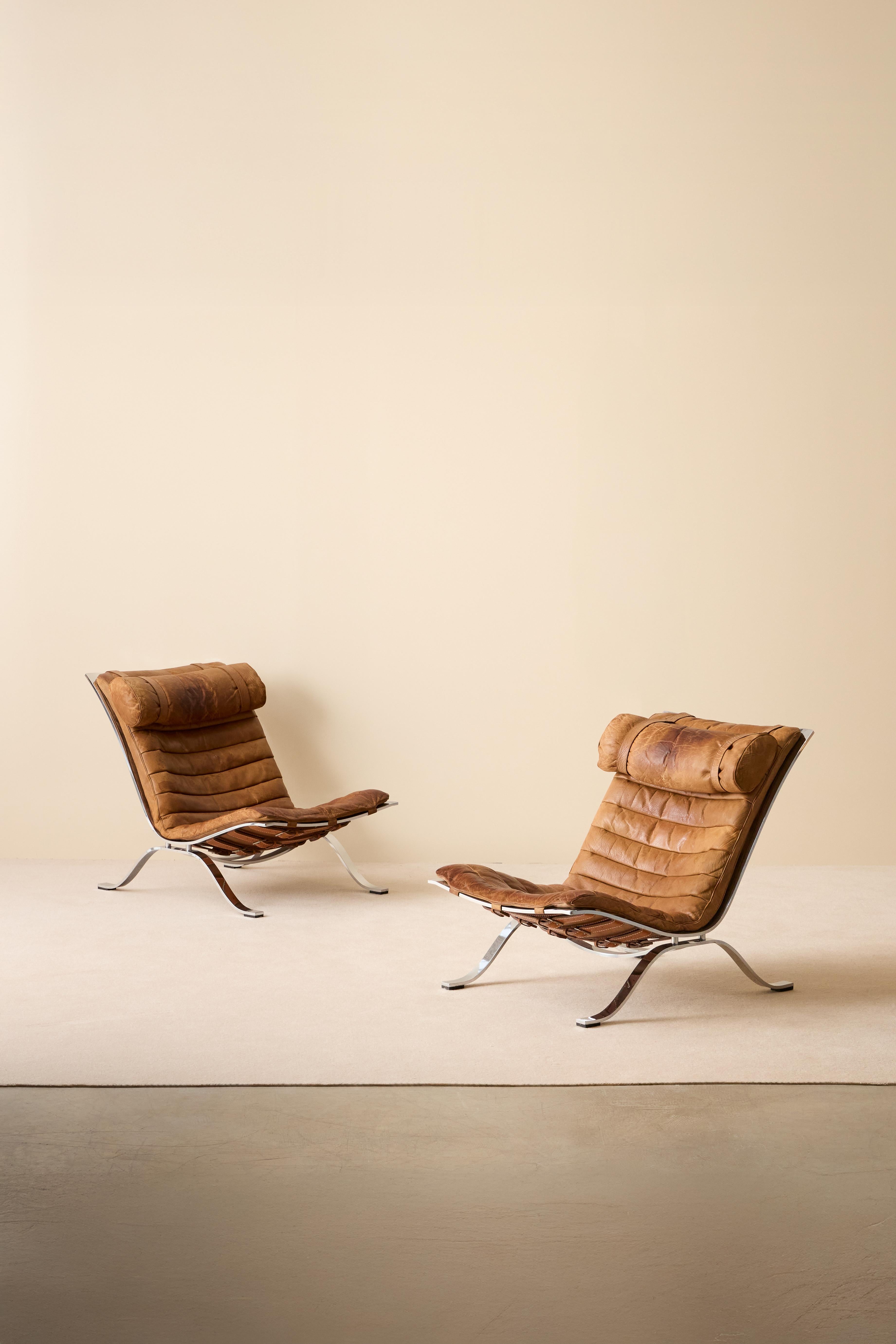 Una fantastica coppia di sedie 'Ari' disegnate nel 1966 da Arne Norells. Prodotto da Arne Norell AB ad Aneby, Svezia, anni '60. 
Condizioni originali molto buone con segni d'uso e patina.