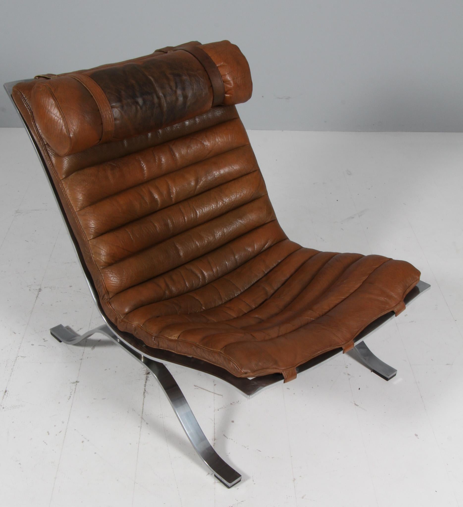 Low slung steel framed leather 'Ari' Lounge chair by Swedish designer Arne Norell from 1966.
This vintage lounge chair comes with original patinated leathe
The soft high gloss chromed frame comes in wonderful original condition and compliments the