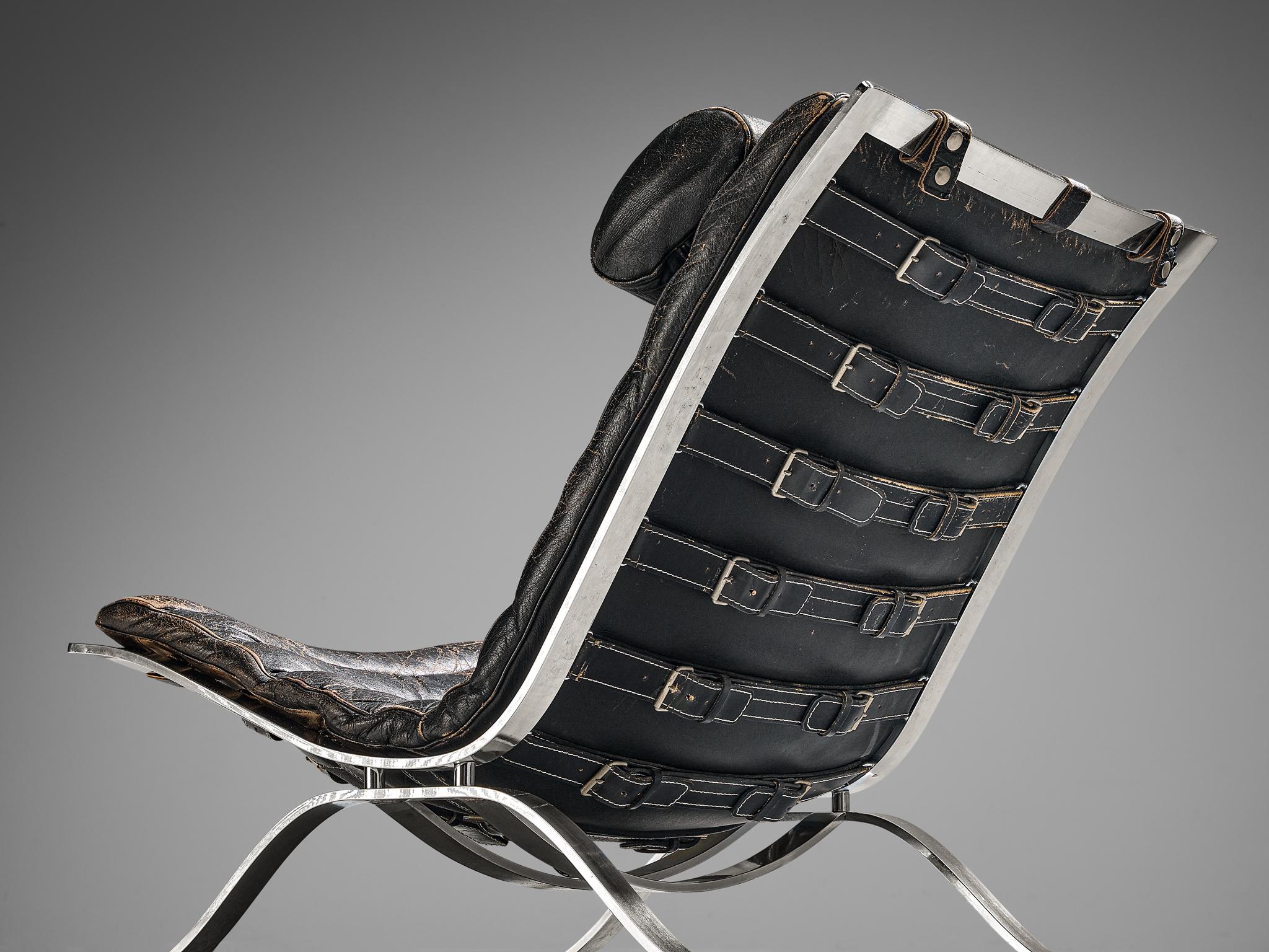 Arne Norell fauteuil de salon « Arizona » avec pouf en cuir noir patiné Bon état - En vente à Waalwijk, NL