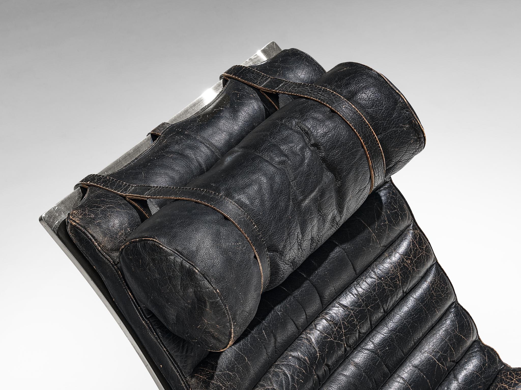 Arne Norell 'Ari' Loungesessel mit Ottomane aus patiniertem schwarzem Leder (Mitte des 20. Jahrhunderts) im Angebot