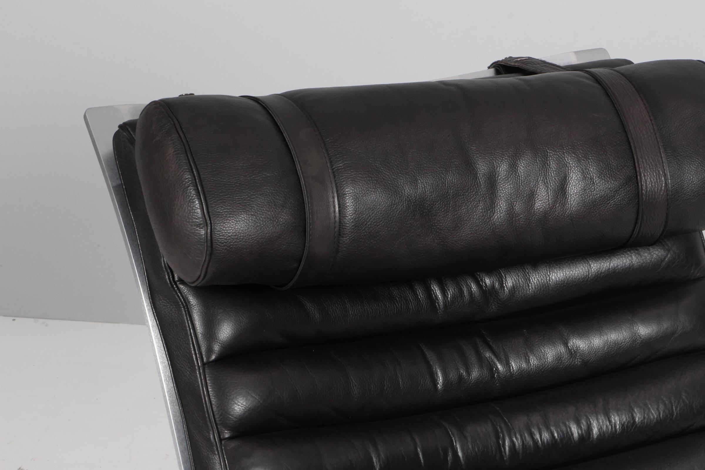 Scandinave moderne Arne Norells Chaise longue avec ottoman en cuir patiné en vente
