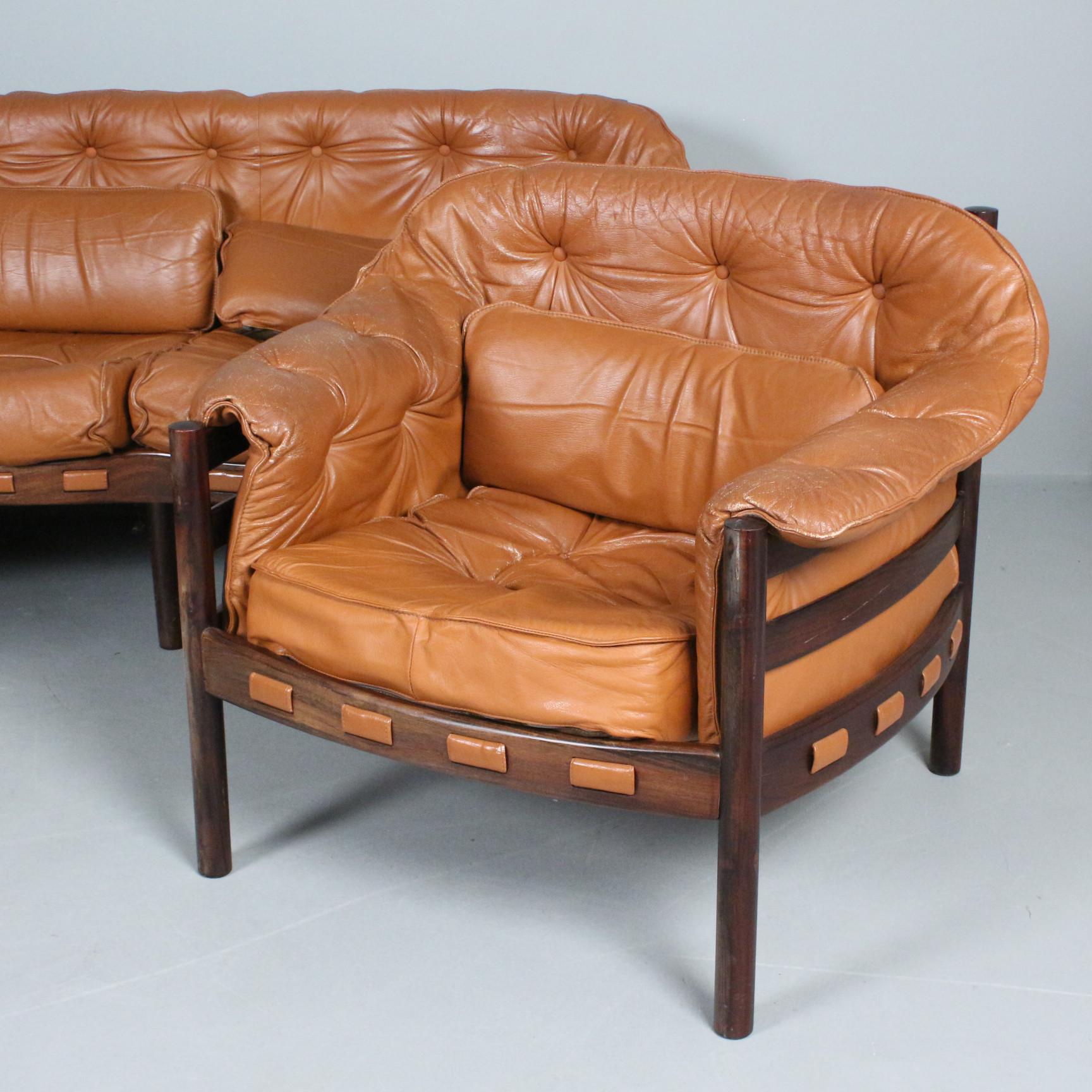 Arne Norells Sessel für Coja aus dunklem Holz  Holz und braunes Leder, hergestellt in Schweden Schweden um 1960
Guter Zustand
2 Sessel verfügbar Preis für 1 Sessel 
Auch ein passendes Sofa ist auf der Website verfügbar