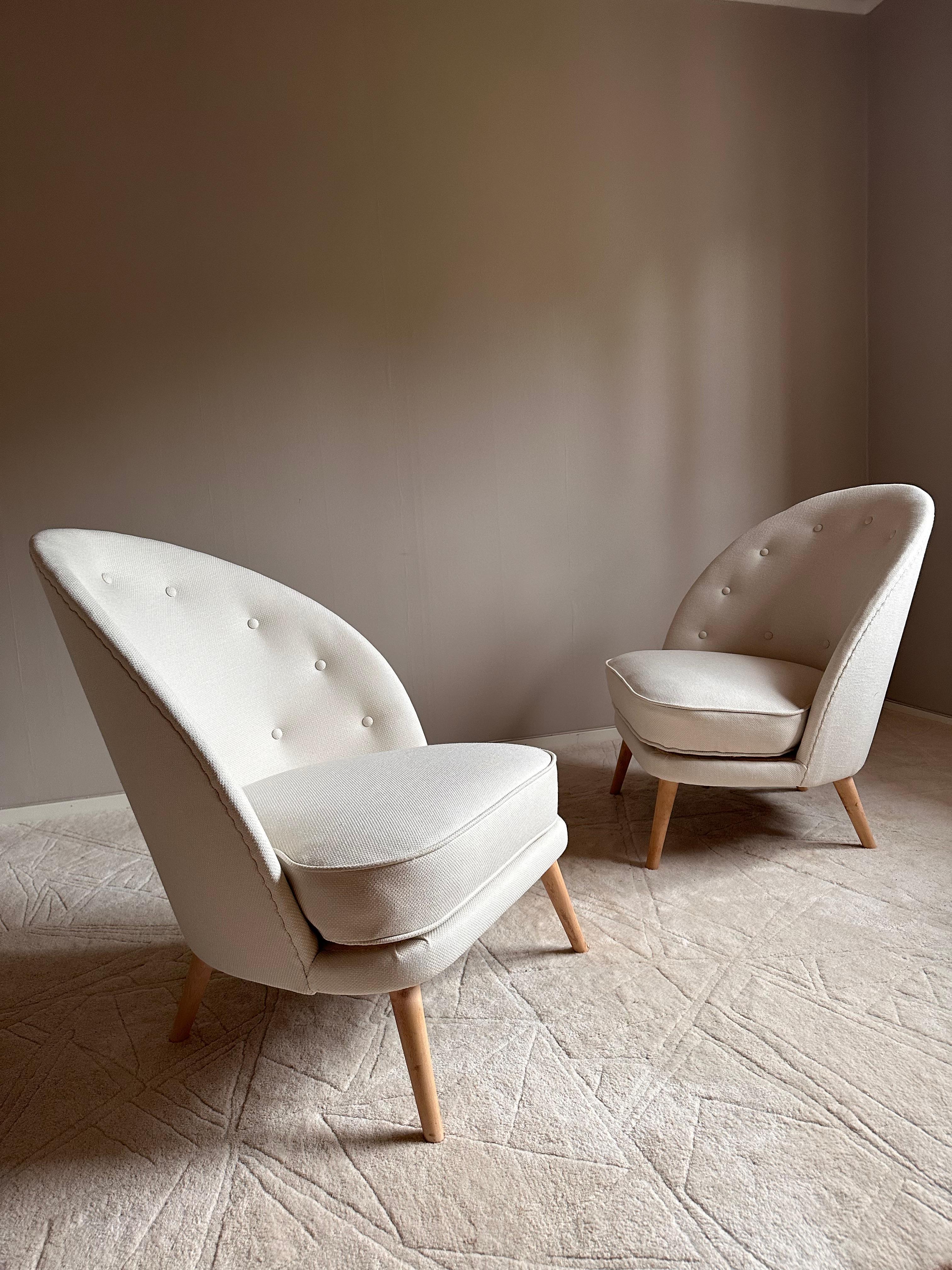 Arne Norell (1917-1971)

Lovely asymmetric lounge chairs in new exclusive fabric and renovated birch legs in its natural appearance.

